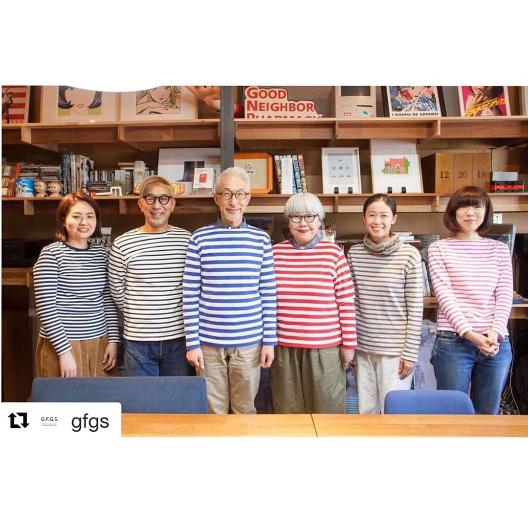 bon ponさんのインスタグラム写真 - (bon ponInstagram)「明日のイベントに先駆けて新潟入りしました。 加茂市のG.F.G.S.さん( @gfgs )の工房にお邪魔して、ボーダーカットソーの制作工程を見学させていただきました。 一着一着手作業で丁寧に作られていることに感動しました。 ・ 旧七谷郵便局をリノベした素敵な雰囲気のカフェ「MACHITOKI」( @machitoki )さんで、美味しい白玉あんみつとコーヒーをいただきました。 ・ いよいよ明日は待ちに待った新潟でのイベントです❣️ 皆さまにお会いできるのを楽しみにしています😊😊 ・ #Repost @gfgs with @get_repost ・・・ . \ G.F.G.S. × bon pon / . 明日のイベントに先がけてbonpon511 さん(@bonpon511 )が加茂市のG.F.G.S. Labにお越しいただきました。 Labではオーダーボーダーができるまでの工程を見学していただいたり、撮影なども行いました。見学の様子などはまた後日アップいたします。  明日11/17(土)のイベントにお越しいただいた皆様には特製のポストカードをプレゼントいたします。(ポストカードはKamegai Art Design co. さんがデザインや製作をしてくださいました)  明日のイベントではまだお席に空きがございますので、ご予約をされてない方も当日入場でご覧いただけます。(当日 ¥2000 ) 会場ではG.F.G.S. × bonpon 限定モデルのサンプルの展示、現品の販売や受注も行います。オンラインからのご購入よりも少しお安くお買い求めいただけます。 ぜひこの機会にお手に取ってご覧ください。 明日、皆さまのお越しをお待ちしております! . .  G.F.G.S. ORDER BORDER TOUR2018 with bonpon in NIIGATA -Ryutopia 能楽堂- 2018.11.17(sat) 13:30-  インスタのフォロワーは75万人超。世界で大人気の素敵60代夫婦が新潟に。  bonpon夫妻との対談トーク＆ G.F.G.S.オリジナルボーダーカットソー受注会  新潟県加茂市発、ボーダーカットソーのブランド「G.F.G.S.」と白髪とチャーミングなファッションがインスタグラムで大人気のbonpon夫妻。 2者が新潟・りゅーとぴあの能楽堂で出会います。 ご夫妻の素敵なライフスタイルとファッションについて話をお聞きする1時間半。 . . [出演] G.F.G.S.代表：小柳雄一郎 / 編集・ライター：水島七恵 / bonpon . [会場] りゅーとぴあ 新潟市民芸術文化会館 能楽堂  日時  2018年11月17日（土） 13：00〜開場 / 13：30〜START . [入場料 当日 ] ¥2,000 . .  #GFGS_bonpon .  #gfgs #orderborder #bonpon511 #コラボ #ボーダー #stripeshirt #しましま #ボーダーズ #おそろい #リンクコーデ #集合写真 #りゅーとぴあ #新潟イベント #新潟市民芸術文化会館 #新潟 #加茂市  #GoodFeelGoodStyle  心が動くことを私たちらしいやり方で」11月16日 21時51分 - bonpon511