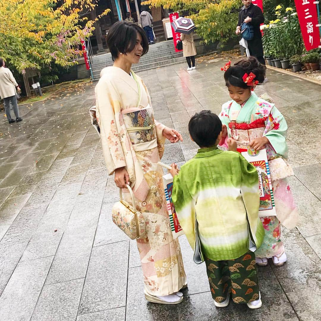 Mikaのインスタグラム：「七五三 先日雨に降られてしまいましたが 無事に終わりました。 子供たち、主人、周りの方々に感謝 ・ ・ これからもすくすくと 健やかな成長を願って🍁 ・ ・ #七五三 #七五三7歳#七五三5歳 #七五三ママ#訪問着」