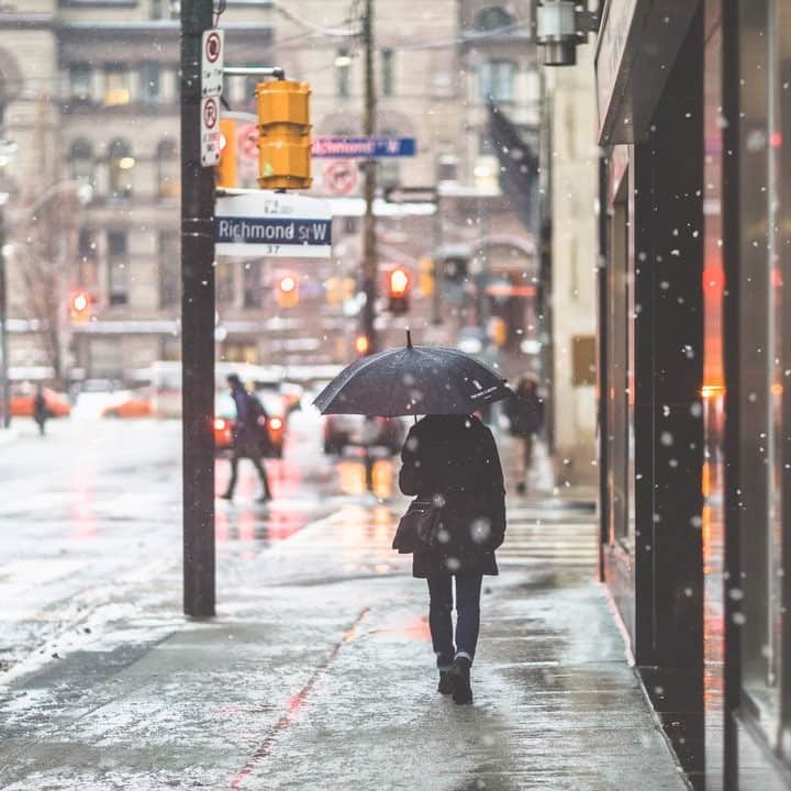 Holly Sissonのインスタグラム：「And snow it begins... ❄️❄️❄️ #toronto #ontario #snowTO #videosTO ~ Canon 1D X + 85 f1.2L II @ f1.2 (See my bio for full camera equipment information plus info on how I process my images. 😊) ~」