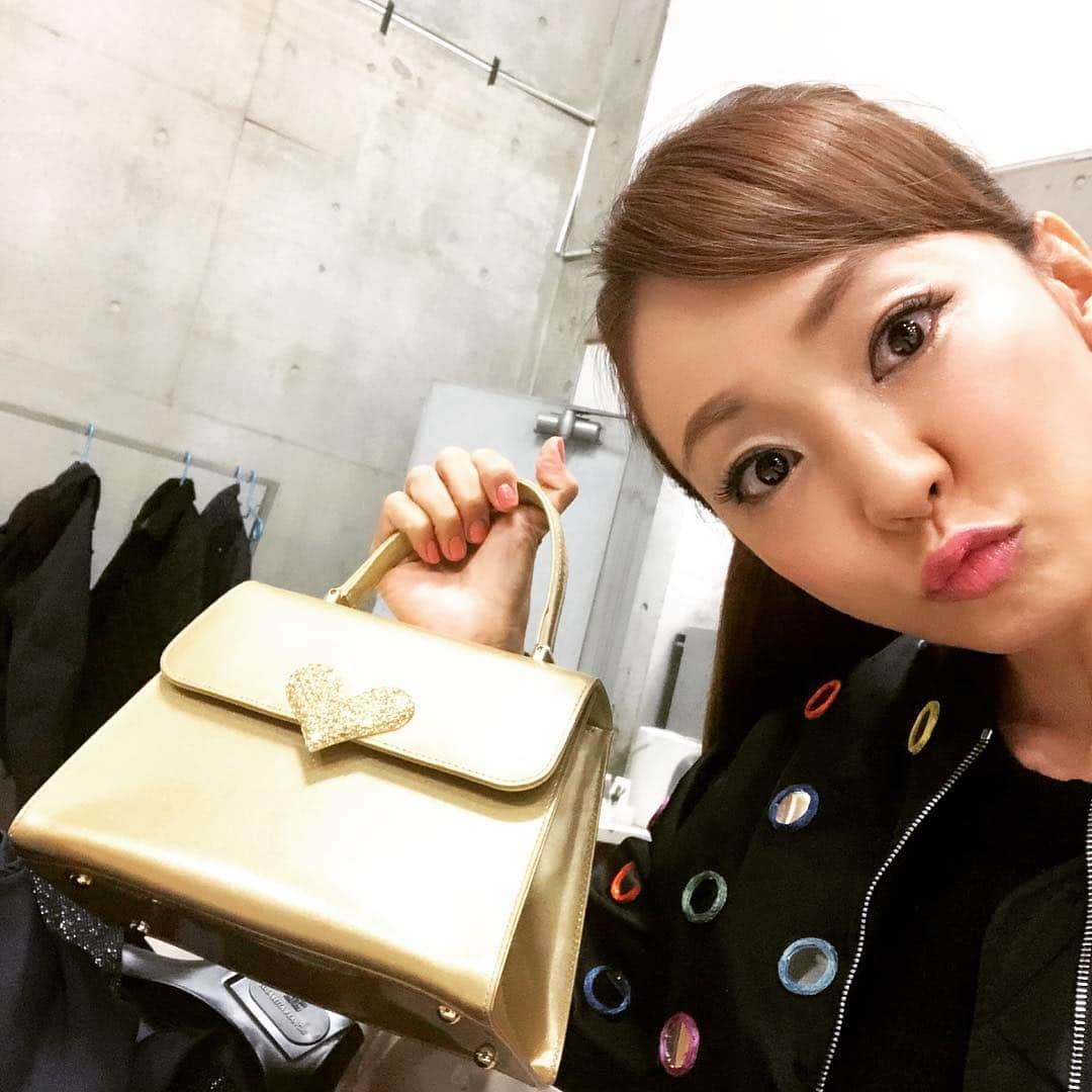 神田うのさんのインスタグラム写真 - (神田うのInstagram)「明日はこのバッグを合わせよう😙❗️ 今でもUNO KANDAバッグを大切に使って下さっている方々💕 嬉しいです💗 ありがとうござます🥰  #懐かしの #うの #デザイン #バッグ#神田うのデザイン #uno #design #unokanda #bland #bag #神田うの」11月16日 22時11分 - unokandaofficial