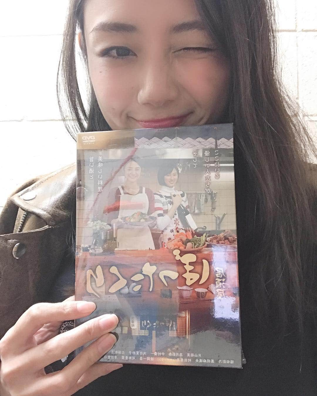 片山萌美さんのインスタグラム写真 - (片山萌美Instagram)「ドラマ#居酒屋ぼったくり #DVD 発売されてます🍶✨ 初主演連続ドラマのDVD ！ んんん、感慨深い😭  まだの方はチェックしてくださいませ🏮 http://twellv.co.jp/sp/bottakuri/  土曜日は#BS12 トゥエルビにて再放送 21:00からですよん🎵」11月16日 22時30分 - moet_mi