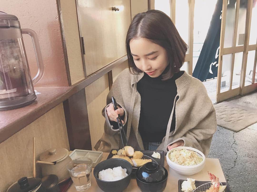 のインスタグラム：「. オトシアイ  メンバーのいたるくんに紹介してもらった #イマカツ神保町店 でランチした！ ひーちゃんと♡ ささみカツ膳が有名らしい、ヘルシーよね！♡ #イマカツ #イマカツ六本木  #イマカツ神保町 #イマカツ銀座 #神保町ランチ #水道橋ランチ  #ささみカツ #東京グルメ  #ランチ巡り #東京グルメ #グルメ部」