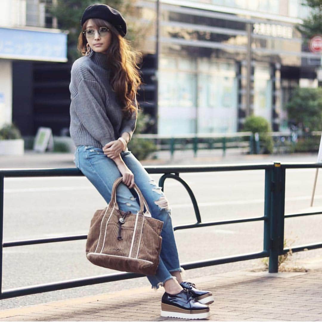 ラレイアのインスタグラム：「🌴 残りわずか🧡 La Leia今期人気の #コーデュロイ ミニトート🐻✨ ・ 今なら #楽天 サイトにて 7,000円以上お買い上げで1,000円OFFになるクーポンを配付中😆 さらに 川崎店&吉祥寺店でも開催中です！ ・ THANK YOU #Repost @emiliopucci__ ♡♡♡ ・ #laleia #relife #bag #new #autumn #fashion #surf #beach #boho #ラレイア #リライフ #トートバッグ #サーフ #ビーチ #秋 #秋コーデ #楽天 #海が好きな人と繋がりたい #ファッション #コーデ」