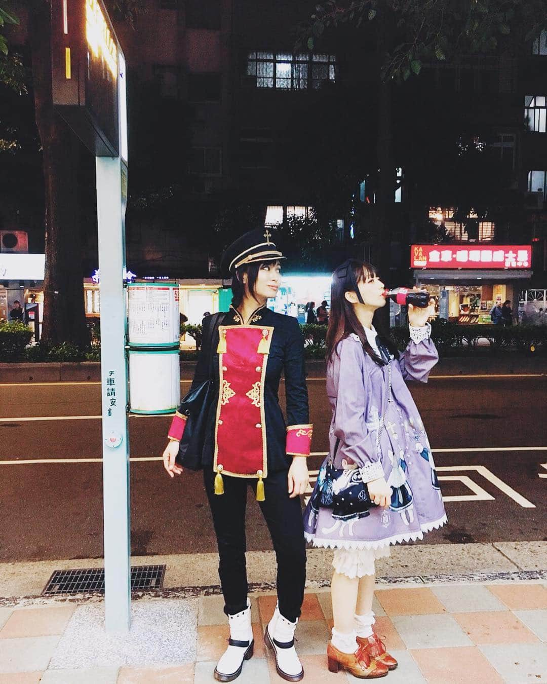 深澤翠さんのインスタグラム写真 - (深澤翠Instagram)「AKIRAちゃんと台北夜の街歩き🌉 バスにも乗ったよ❣️❣️❣️ #taiwan #taipei  お洋服は台湾のブランド @homemiro #r_serieslolitafashion」11月16日 23時51分 - midorifukasawa