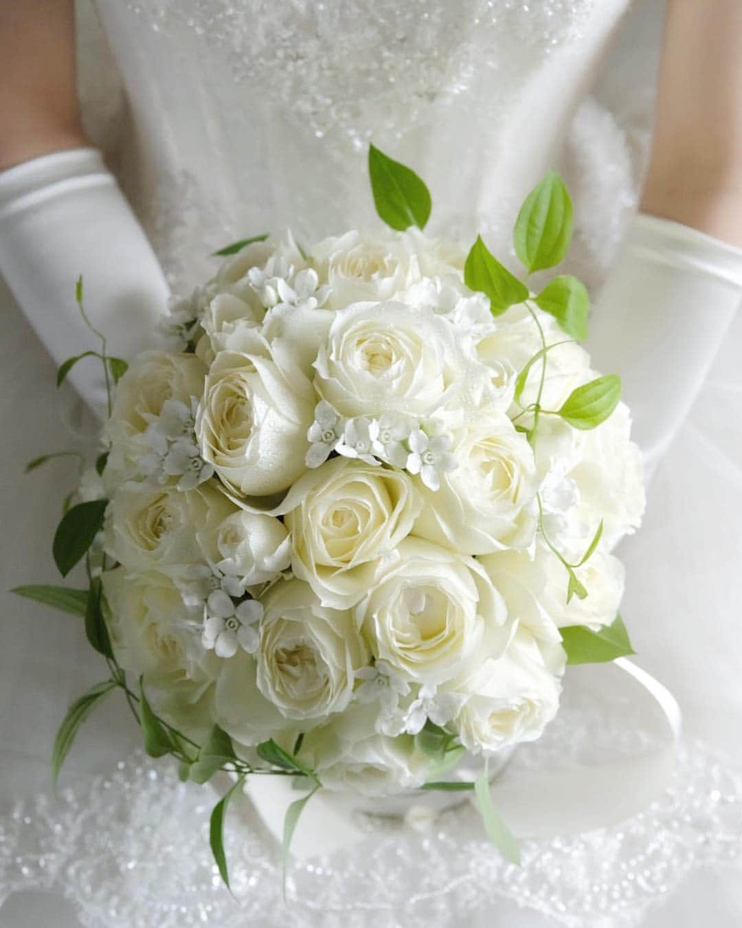 ザ・リッツ・カールトン東京 ウエディングのインスタグラム：「純白の新婦を飾る美しいラウンドブーケ🕊💚 #リッツカールトン東京 #ジェニュインウエディング #ホテルウエディング #ritzcarltontokyo #genuinewedding #wedding」