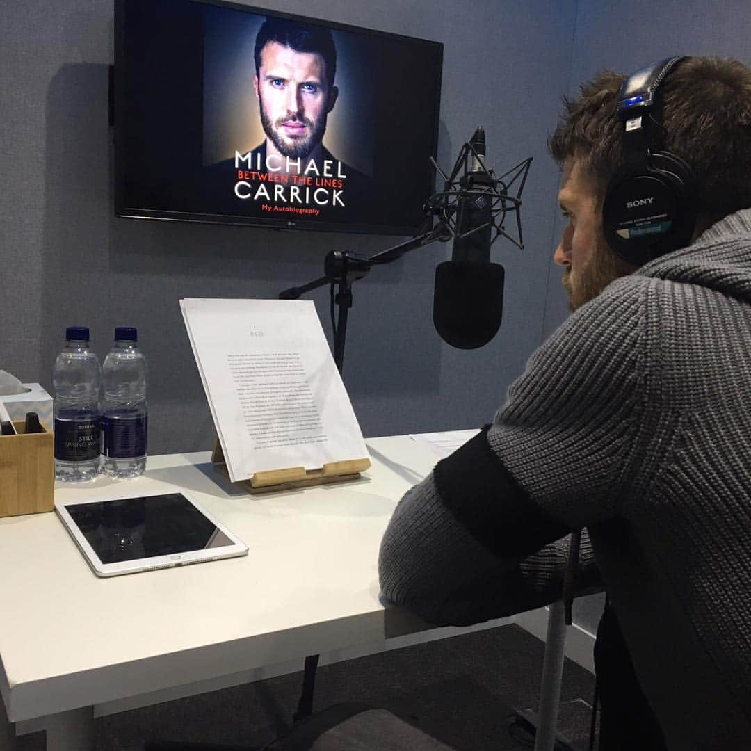 マイケル・キャリックさんのインスタグラム写真 - (マイケル・キャリックInstagram)「Bit of studio work recording my audio book #OneTake 😉 All proceeds going to charity @michaelcarrickfoundation  #MCBetweenTheLines  If you’d rather not listen to me then the book is already out in the shops to buy. 📖」11月17日 0時14分 - carras16