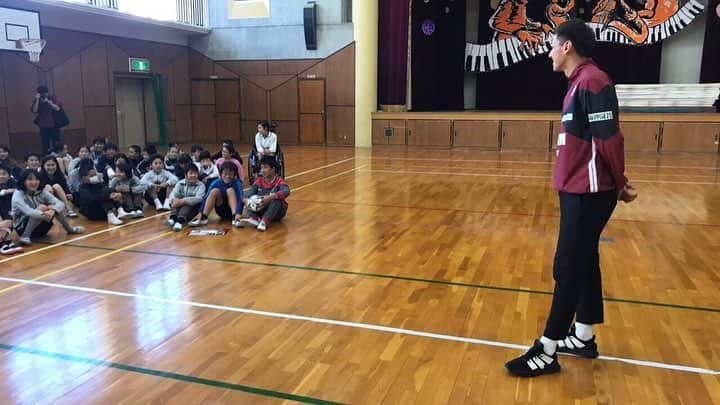 大崎玲央のインスタグラム：「GOAL for SMILEプロジェクト。  子供達のエネルギーがグレートすぎる‼️ Great energy!! #visselkobe #ヴィッセル  神戸 #jleague #jリーグ」
