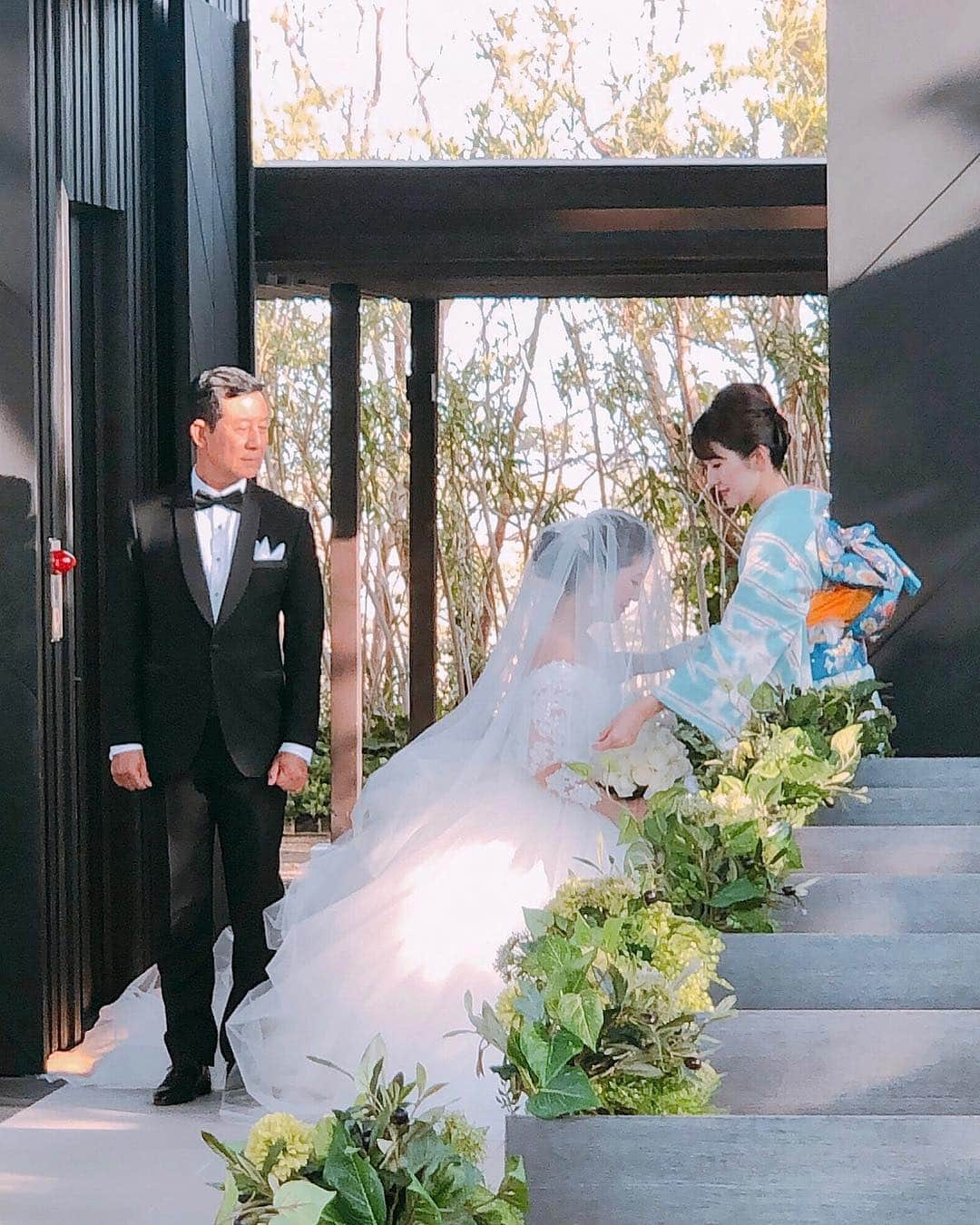 新井貴子さんのインスタグラム写真 - (新井貴子Instagram)「2018. 11. 11 Dear MY SWEET SISTER SEIKA, Congratulations on your happy wedding day!!!💖👰🏻💍💒💐💖 . It was such a memorable and emotional moment when you walked down the virgin road with daddy... I was so proud and super happy to attend and celebrate your wedding. Congratulations to the sweetest couple ever! . Live, Love, Laugh, and be HAPPY!!!😚❤️❤️❤️ . 待ちに待った、次女聖佳姉ちゃんの結婚式💐✨ 沢山の人達から愛されてるゆうちゃんとせいかねえちゃんの結婚式は、終始笑いあり涙ありで本当に素晴らしい式だった。 出会って12年、お付き合いして9年の絆は大きいよね✨ 誰よりも、天国にいるお母さんがこの日のせいか姉ちゃんの花嫁姿を一番喜んでくれてただろうな😚💕 お天気にしてくれてありがとう☺️❤️ いつも、お父さんや長女の寿枝姉ちゃんと末の私のことを全力でサポートしてくれて、本当にありがとう。 これから、2人で幸せいっぱいの家庭を築いていってね！ 大好き！！！💓💓💓」11月17日 0時20分 - kikoarai