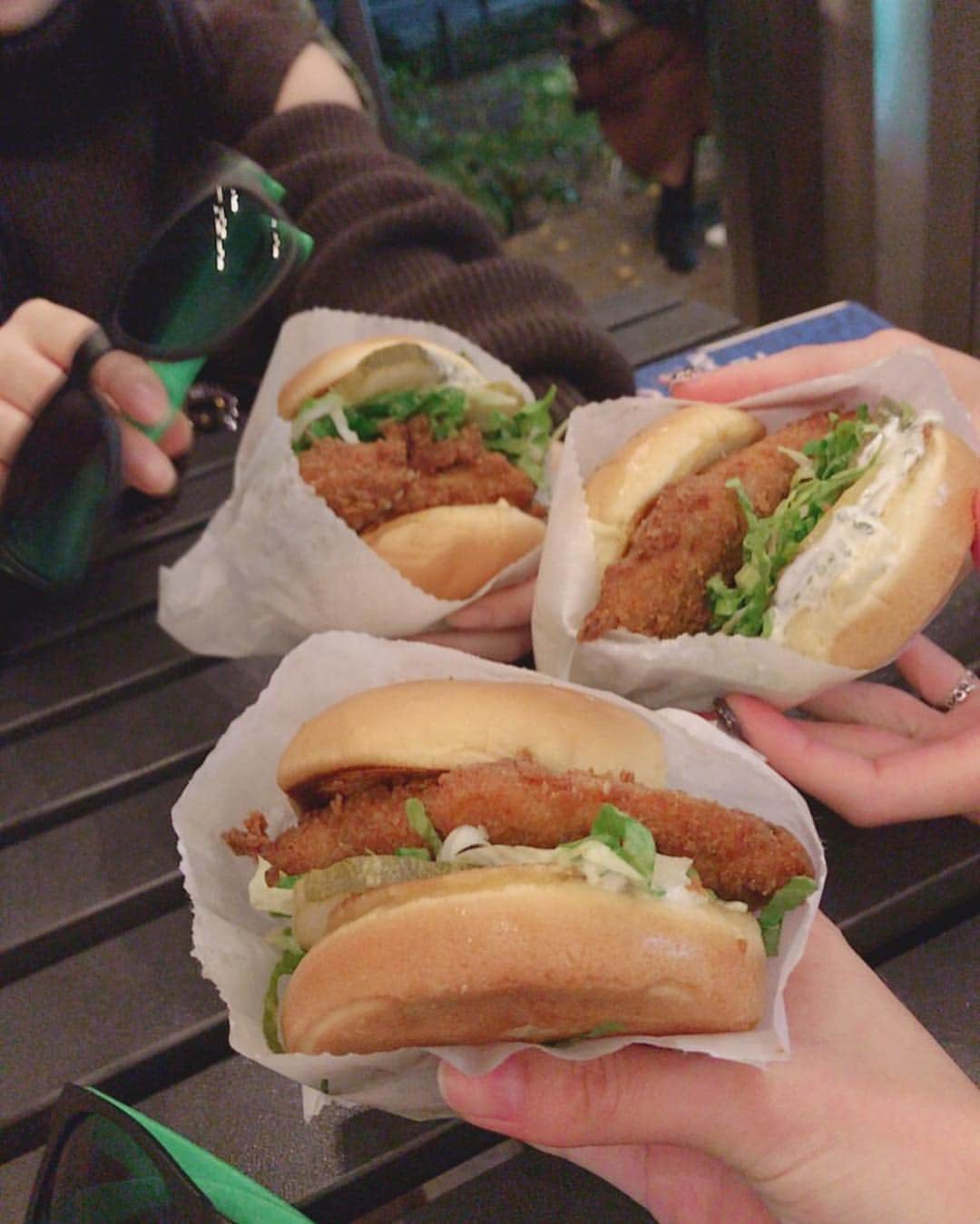 宮下舞花さんのインスタグラム写真 - (宮下舞花Instagram)「#シェイクシャック 🍔 . . #shakeshack  日本来日三周年記念 新発売の #チキンシャック 食べたよ☺️💋 . . お肉の中でチキンが1番好き好きまんだから美味しかった♬肉厚ぷりっぷりジューシーでコロモもさっくさくでしたよ✌️✌️ . . みらんちゃんささらとハンバーガー大好きマン三人で行ってきた😊😊 . . #ハンバーガー#外苑前いちょう並木 #チキン#ファストフード#おいしい#japanese#idol#女の子#followｍe #instagood #instafashion#フォロー#followalways #japanesegirl #japaneseidol#舞花#宮下舞花#放課後プリンセス#ルシェルブルー#lecielbleu #アイレネ#IRENE#ニット#セーター」11月17日 0時57分 - maikamaimaika