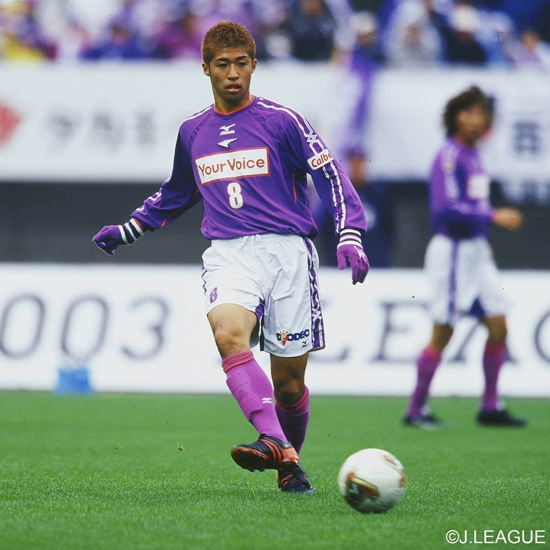 のインスタグラム：「【PLAY BACK KAZU #4】  2003年11月15日🆚サガン鳥栖⚽ J1復帰を決めた試合に、カズ選手は先発フル出場を果たしました‼️ 当時はまだ若手ながらもすでにチームの中心として活躍しており、この年も41試合に出場。J1復帰にも大きく貢献しました✨  #PLAYBACKKAZU #森﨑和幸選手 #KAZU8 #sanfrecce #11月24日 #ホーム最終戦まで #あと7日」