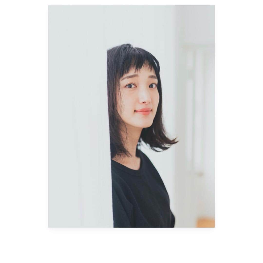 入山法子さんのインスタグラム写真 - (入山法子Instagram)「先日のInRedの撮影後、私服に着替えたところでフォトグラファー川原崎さん(@nobukikawaharazaki )がポートレートを撮ってくださいました。言葉少なくともなにか共有出来た気がしてとても嬉しい体験でした。ありがとうございます☺️☺️☺️ 誌面もお楽しみに。来月発売です。  #portrait #inred」11月17日 10時45分 - iriyamanoriko_official