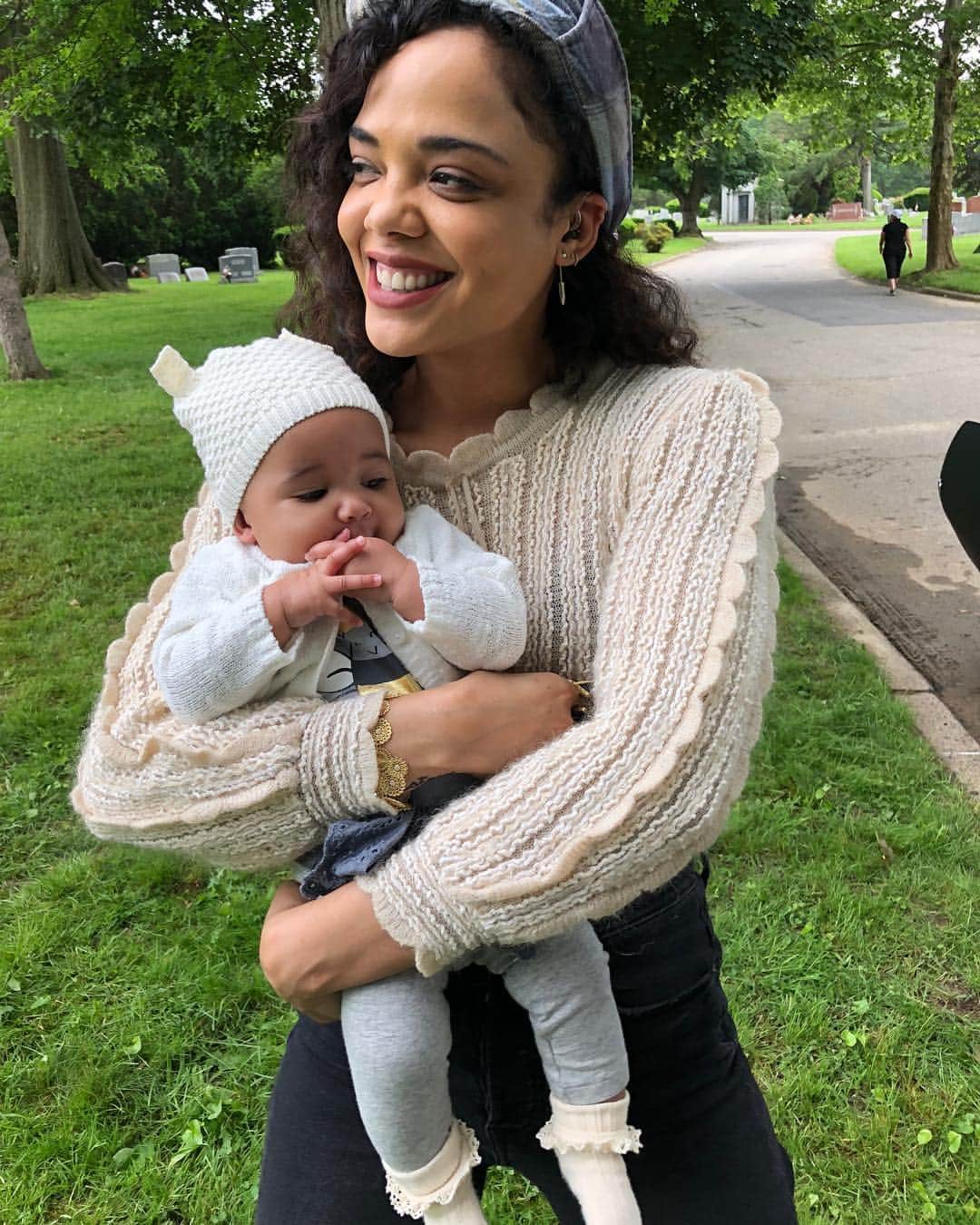 マイケル・B・ジョーダンのインスタグラム：「Since #Creed2 is only 4 days away I figured I'd give you guys some more BTS. "Bianca" aka @tessamaethompson aka Baby 🐐holding the new addition to the family "Amara" aka Mar-Mar aka  RaRa aka Donnie's baby girl. Wasn't my first time portraying a dad on screen (RIP Oscar Grant) but surely my first time molding my character as one. Tessa was such a natural mom, which just speaks to who she truly is such an amazing, intelligent, artistic, "Hactor" (hand-actor 😂 (inside joke)) and overall talent. She demands your attention everytime she graces the screen in @creedmovie truly a blessing to work with such a gifted soul. Can't wait for you guys to see her performance in Creed II」
