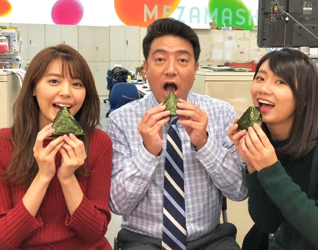 フジテレビアナウンサーのインスタグラム：「今朝の#めざましどようび でお伝えしたおにぎりアクションのニュース。  #OnigiriAction というハッシュタグをつけておにぎりにまつわる写真をサイトやSNSに投稿すると、その枚数に応じて協賛企業から寄付金が集められるそう。 つまり、皆さんの行動が元となって開発途上国の子供達にごはんが届けられるんです。  ということで、早速オンエア終わりにみんなで食べました🍙💓 みなさんの好きなおにぎりの具はなんですか🤔？ わたくし新美が好きなのは…なめたけマヨネーズです🤫ふふふ  #フジテレビアナウンサー #佐野瑞樹 #宮澤智 #新美有加」