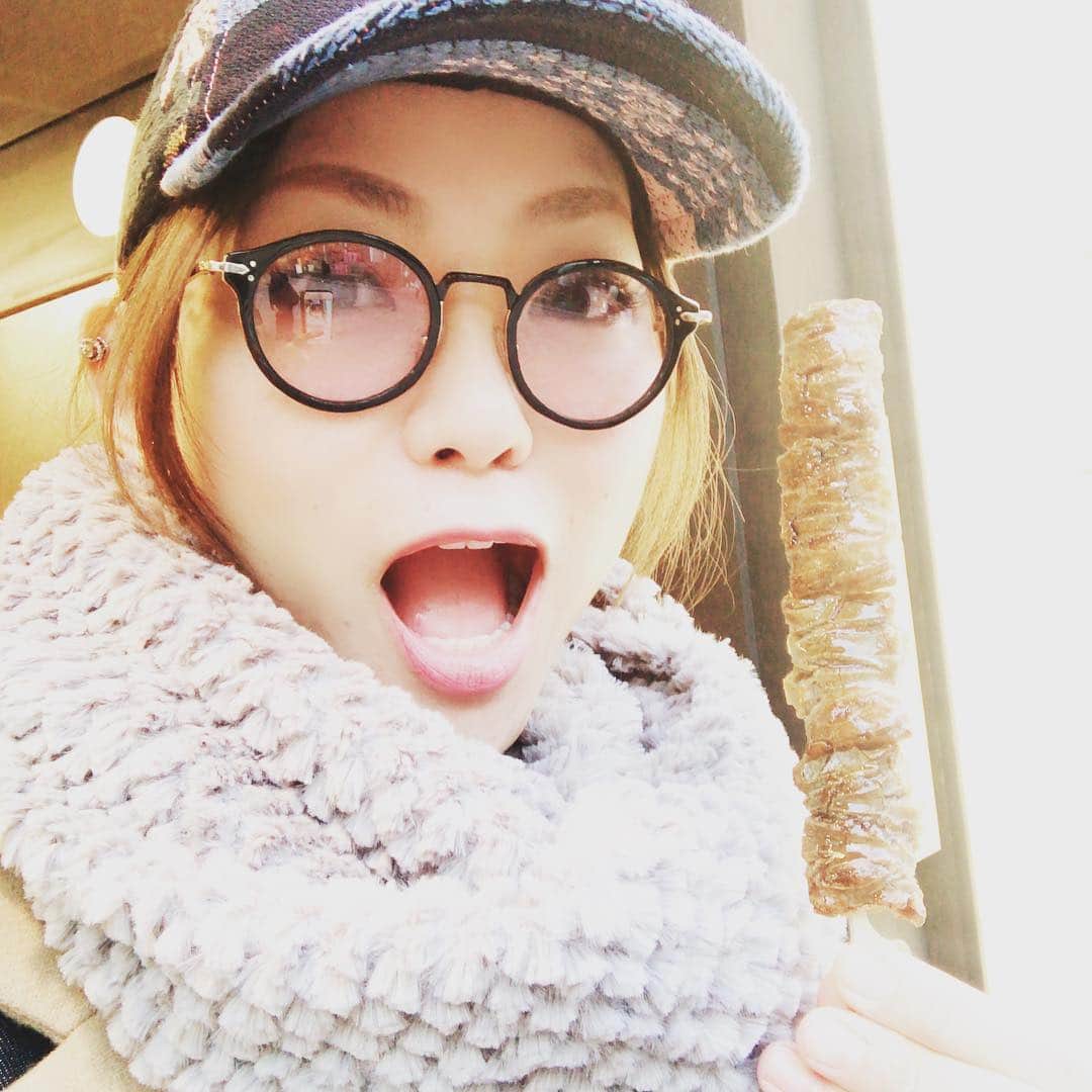 宮本美季のインスタグラム：「これなんだと思う？ A. ぬれおかき。焼き鳥みたい！ 月に一度ラジオの収録で訪れる軽井沢。昨日は少し足を伸ばして旧軽井沢まで行ってきました❤️ お洒落なバーがオープンしていて、次回来た時は立ち寄ろーっと！！😆11月25日日曜日の朝10:30〜FM軽井沢『Desighns of life』是非聞いてねー！！！ #宮本美季 ＃FM軽井沢 #Desighnsoflife  #軽井沢」