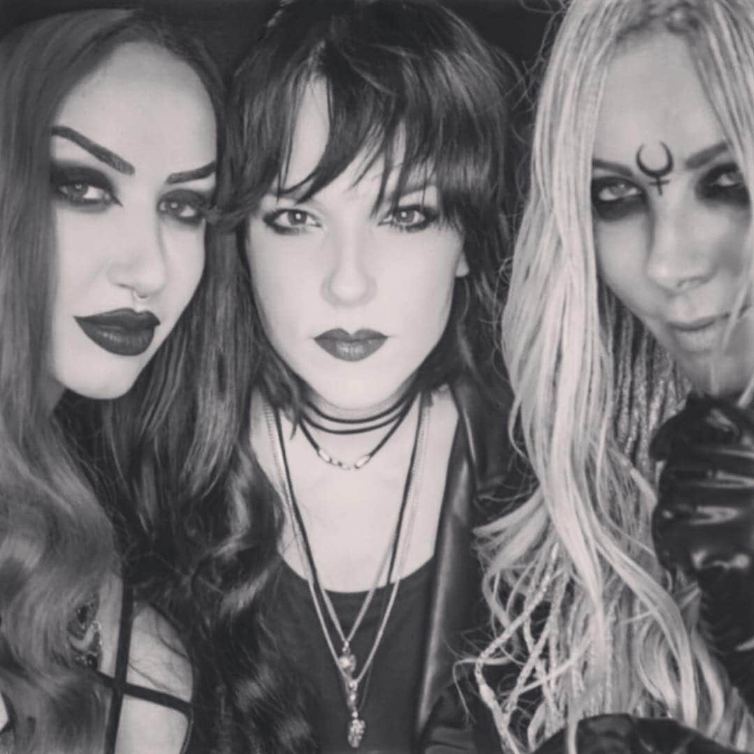 マリア・ブリンクさんのインスタグラム写真 - (マリア・ブリンクInstagram)「Here we go 🌗🌑🌓@officiallzzyhale @ashcostello」11月17日 3時10分 - mariabrinkofficial