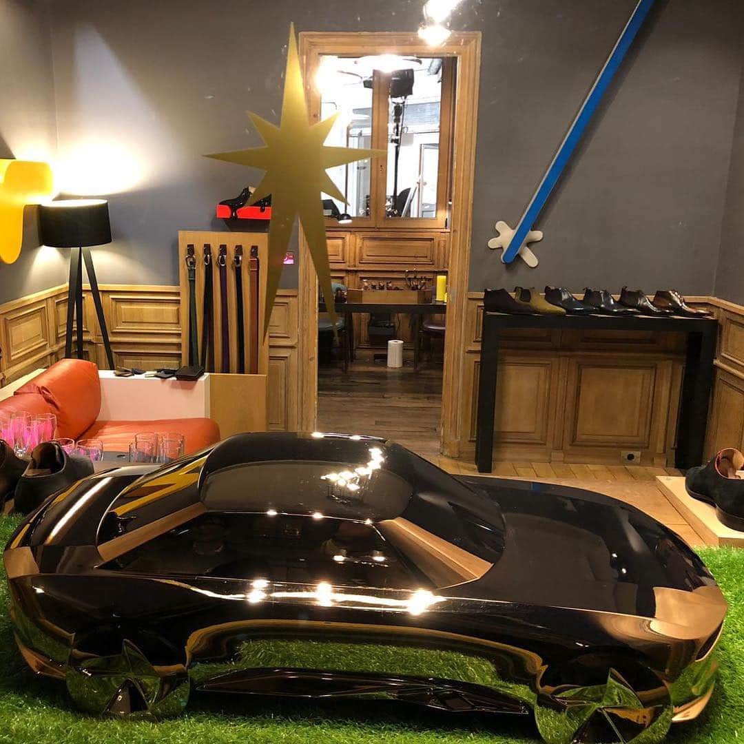 のインスタグラム：「✨ On Wednesday evening, we partnered up with Peugeot for a Shoes & Cars Design event at our Paris store. A member of their Design team worked on a clay sculpture of the famous E-Legend and displayed some amazing skills! A wonderful evening shared with our Corthay clients, with exceptional products from Baron D’Avella champagne and oysters from Gillardeau! ✨ • #Corthay #Paris #Peugeot #ELegend #ConceptCar #ShoesCarsDesign #PierreCorthay #Bespoke #Shoes #ClaySculpture #BaronDAvella #Champagne #Gillardeau #Oysters #TheFinestShoes #MadeInFrance #LaCouleurCestCorthay #Shoeporn」