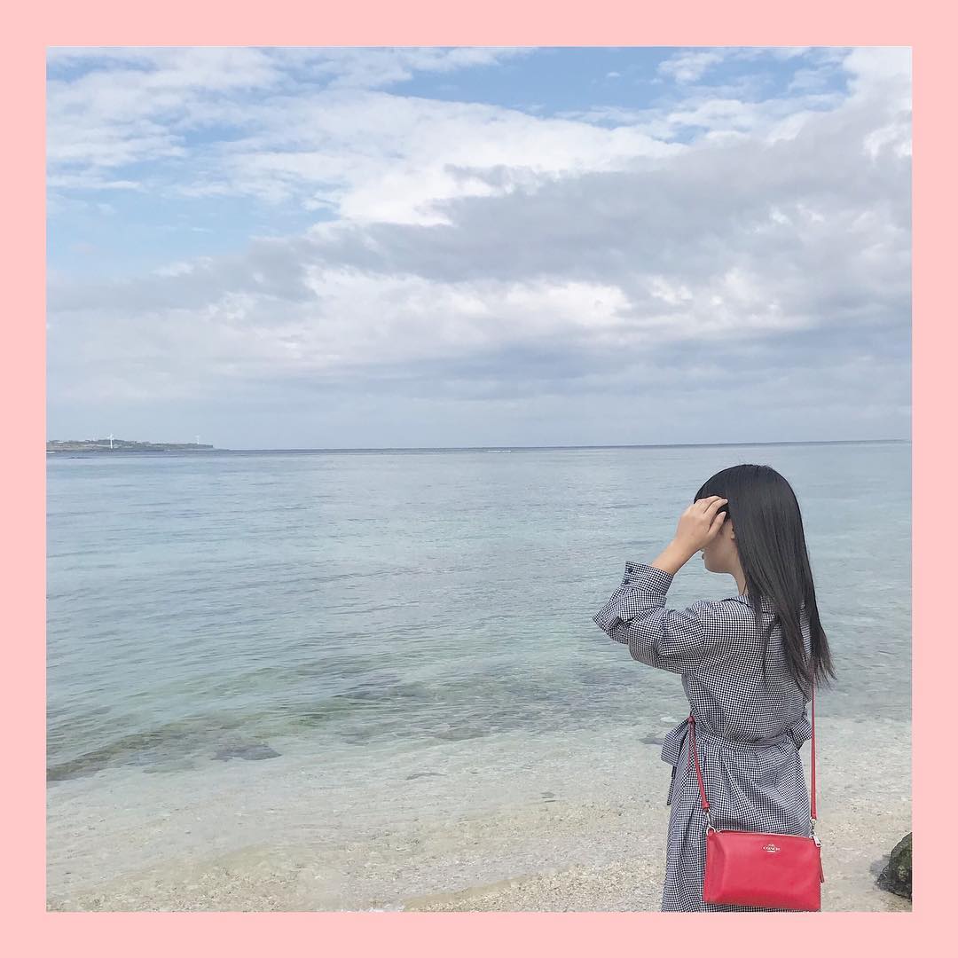 桑名ありさのインスタグラム：「おはようございます🌺☀💗 今日も沖縄楽しみます🐶❤︎素敵な休日を🌹✨ ♡♡♡ #桑名ありさ #ありぴょん #沖縄 #海 #修学旅行 #okinawa #sea #sky #blue #beautiful #photooftheday #photooftheweek #instagram #instaphoto #instagood #love #me #girl #JK #jk2 #schooltrip #tagsforlike #smile #gm #goodmorning」