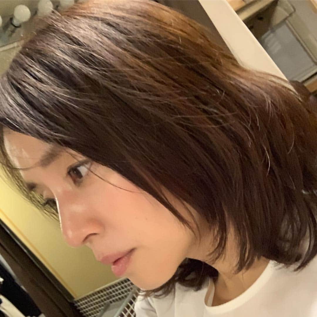 石田ゆり子さんのインスタグラム写真 - (石田ゆり子Instagram)「うー、 今日の撮影は この世のものとは思えないほどバタバタだった。 朝から夕方まで いろんなことが起きて、 とにかく振り回される。 だけどやるしかないんです。 そんなわけで放心状態のわたしの顔です。」11月17日 7時22分 - yuriyuri1003