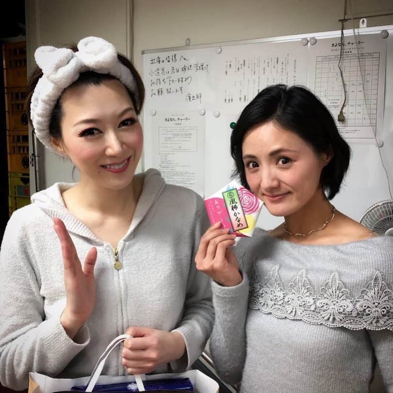 凰稀かなめさんのインスタグラム写真 - (凰稀かなめInstagram)「そして花虞美人でご一緒した 大塚加奈子ちゃんも来てくれたよ〜〜 三越劇場で何やらするらしい… #バタバタとあっという間 #終わりましたよ #さよならチャーリー！ #次は学園Tシャツで #ボーリング #お忘れの方… #急げ〜〜 #花虞美人」11月17日 9時19分 - kanameouki_official