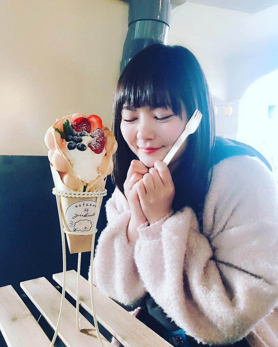 五比桐美憂さんのインスタグラム写真 - (五比桐美憂Instagram)「美味しいデザート🍰中のクリームが美味しい 結局ベリー系をついつい選んでしまう！！ #鶴橋 #クレープ」11月17日 9時41分 - gohitigirimiyuu