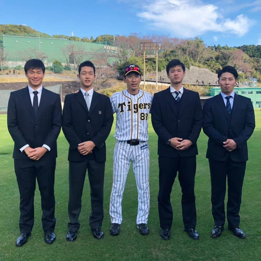 阪神タイガースさんのインスタグラム写真 - (阪神タイガースInstagram)「今日は安芸に4名の新入団選手がキャンプ見学に来訪、矢野監督と記念撮影！ #矢野燿大 監督 #ドラフト#2018 #湯浅京己 選手 #小幡竜平 選手 #川原陸 選手 #片山雄哉 選手 #阪神タイガース」11月17日 10時14分 - hanshintigers_official