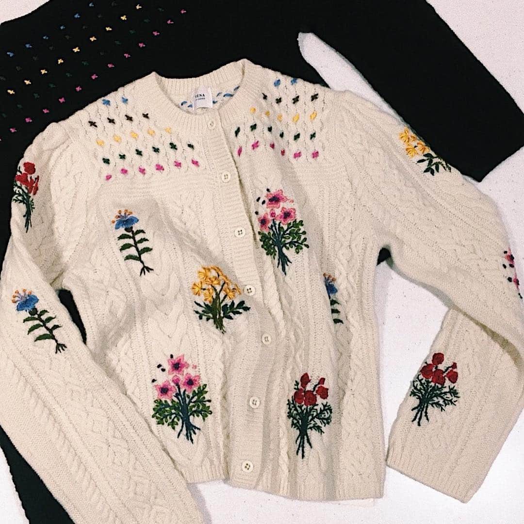 のインスタグラム：「~botanical embroidery aran knit~﻿ ﻿ 1枚で主役になる、特別なニット。﻿ ﻿ ﻿ knit【IENA LA BOUCLE】¥36,000+tax﻿ ﻿ ﻿ #ienalaboucle #laboucle #iena_la_boucle #la_boucle #embroidery #knit #tops #cardigan #イエナラブークル  #ラブークル﻿ ﻿ ﻿」
