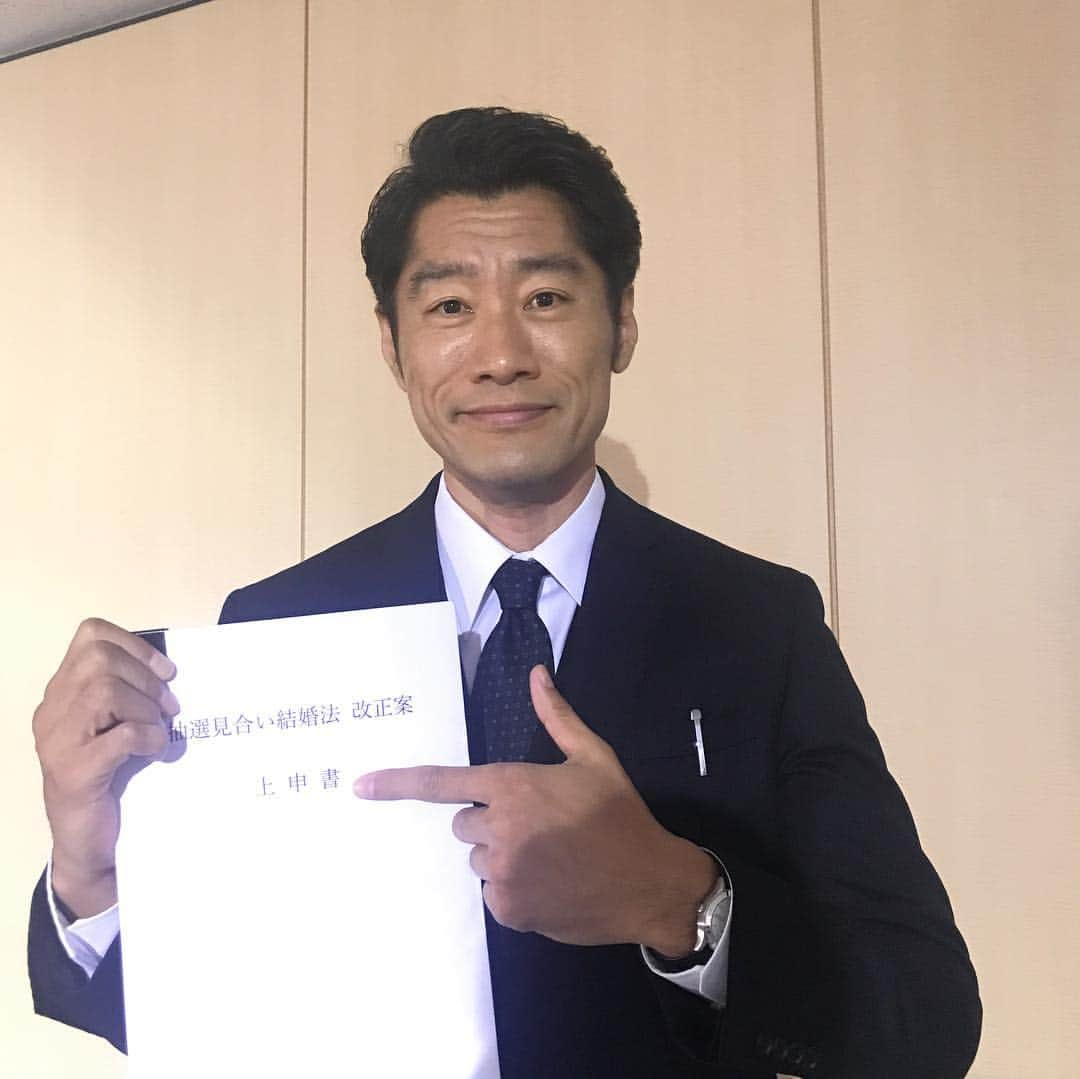 東海テレビ「結婚相手は抽選で」さんのインスタグラム写真 - (東海テレビ「結婚相手は抽選で」Instagram)「龍彦さんが 寝ずに勉強して 準備した上申書！  果たして政府の反応は…? もしかして、 龍彦さんが政府を動かす⁈ 詳細は、今夜23時40分から！  #野村周平 #若村麻由美 #平山祐介 #大西礼芳 #内田健司 #結婚相手は抽選で」11月17日 19時45分 - chusenmiai