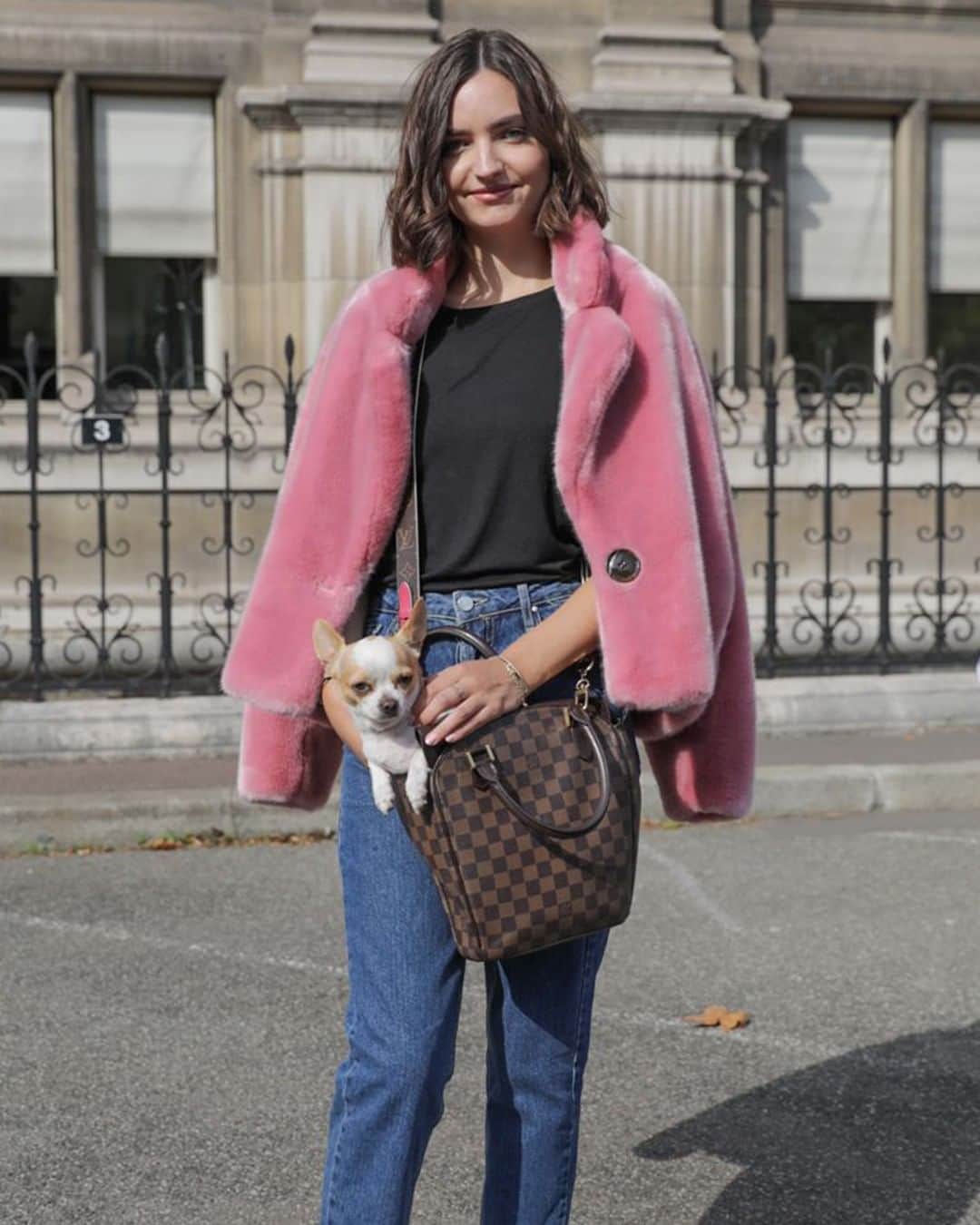Vogue Girl Japanさんのインスタグラム写真 Vogue Girl Japaninstagram 海外ストリートスナップ パリジェンヌの着こなしを コート Tシャツ ともに ザラ パンツ ストラスヴァリウス バッグ ルイヴィトン パリジェンヌ10人のスタイルは