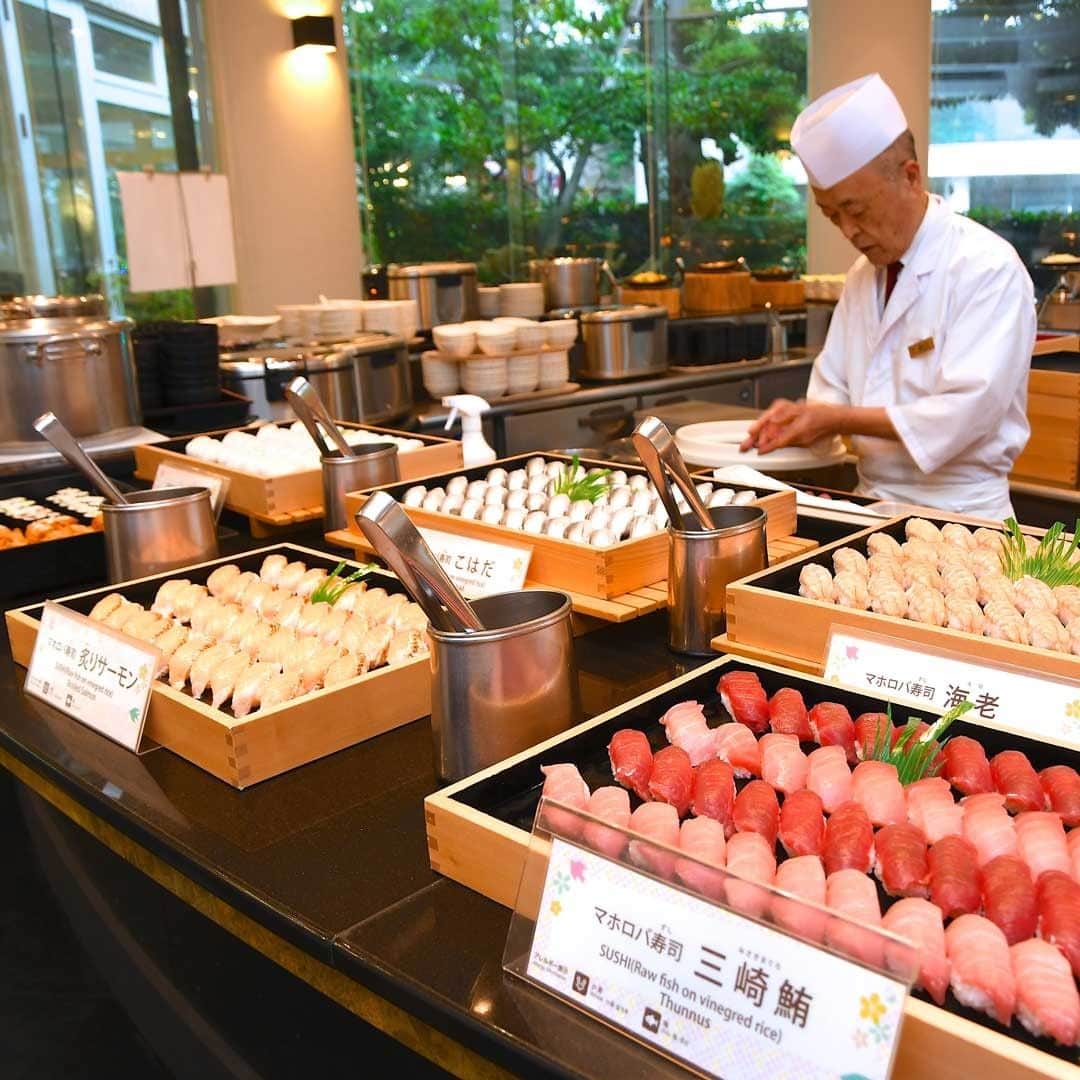 のインスタグラム：「The dinner buffet has a magnificent spread, including tuna and other sushi. Enjoy as much sushi as you want, each made by hand by sushi chefs. . ディナーバイキングでは、鮪などの握り寿司も豊富。職人が一つひとつ握る寿司もお好きなだけどうぞ。 . . #hotel #resort #maholovaminds #miura #japan #tokyo #japantravel #ホテル #リゾート #マホロバマインズ三浦 #三浦 #旅行 #旅 #三浦海岸 #miurakaigan #trip #travel #sushi #fish #maguro #tuna #寿司 #職人 #バイキング #ブッフェ #鮪 #allyoucaneat #ディナーバイキング #グルメ #ディナー」