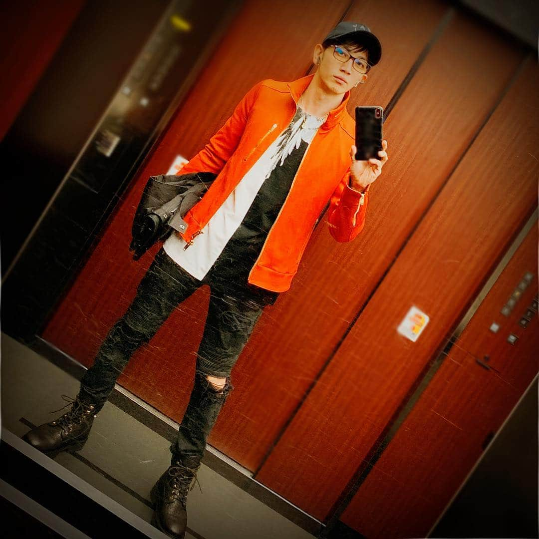 鮫島巧さんのインスタグラム写真 - (鮫島巧Instagram)「【my favorite jacket】﻿ ﻿ 普段は白黒が多い私のファッションですが、このオレンジ x ゴールドのジャケットに一目でやられた！﻿ ﻿ #takumisamejima﻿ #todayscoordinate﻿ #mensfashion﻿ #orangeleatherjacket﻿」11月17日 20時04分 - takumisamejima