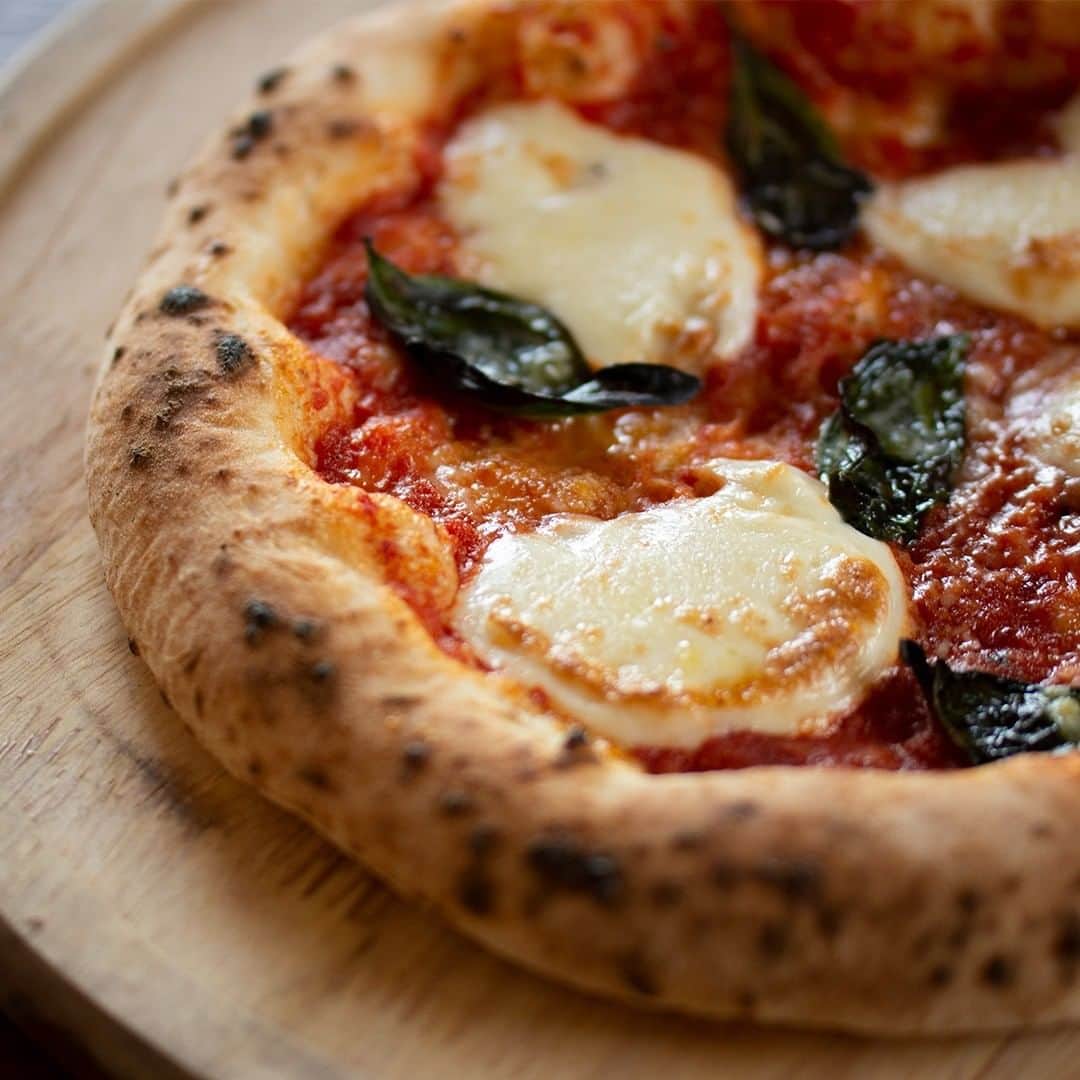 のインスタグラム：「ピザ窯で焼いた自家製ナポリピザのできあがり〜🍕 店舗内のカフェスペースでイートインもできます☕️ ぜひご賞味ください☺️ #海風堂  #ピザ  #ピザ好き #ピッツァ #マルゲリータ #市川 #市川大野 #南大野 #カフェ」