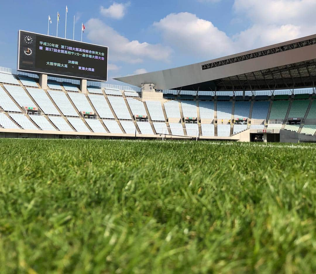 本野大輔さんのインスタグラム写真 - (本野大輔Instagram)「全国高校サッカー選手権大阪大会決勝。  大阪学院高校VS東海大大阪仰星 2大会前に全国3位の東海大仰星と、初優勝を目指す大阪学院のファイナルです。  読売テレビのアナウンサー４人でお届けします。 実況は立田アナ、応援席に中村アナと新人の澤口アナ、私は両チームのベンチリポーターです。 解説に元日本代表福田正博さんをお迎えして15時25分から放送です。 熱い高校生の青春をytvアナ一同、伝えてきます！ #キタゼ選手権  #高校サッカー  #東海大仰星  #大阪学院 #アナウンサー  #サッカー  #長居スタジアム  #全国大会  #大阪  #決勝  #サッカー部  #立田恭三  #中村秀香  #澤口実歩  #本野大輔」11月17日 12時11分 - daisuke.motono_ytv