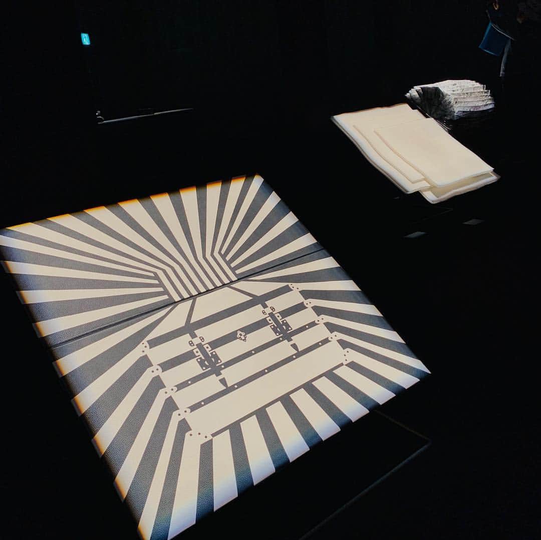 林信行さんのインスタグラム写真 - (林信行Instagram)「明日までの #CURIOSITYTOKYO 行ってきた。 グエナエル・ニコラさん、宮元玲子さんにも会えた。 さすが世界中のハイブランドを横断的に手掛けるグエナエル、さすが。世界のトップブランドやクリエイターにお題を出して一堂に揃えてしまった。金箔にこんな使い方があったのか！Tod’sにこんなユーモアがあったのか！WOWってアナログでも、ここまでの表現してくるのか！と驚いてばかりの展示だった。後でちゃんと詳しく書きますが、まずは明日までの展示なので表参道界隈に行く人は見逃さずに！グエナエル・ニコラが手掛けた数々の高級ブランドの店内を見れるVRもあります。」11月17日 13時25分 - nobihaya