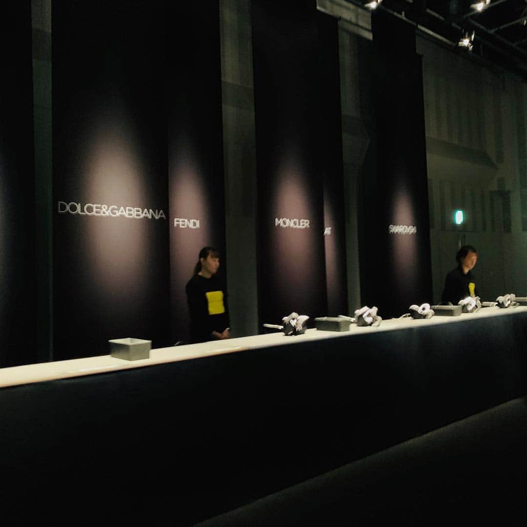 林信行さんのインスタグラム写真 - (林信行Instagram)「明日までの #CURIOSITYTOKYO 行ってきた。 グエナエル・ニコラさん、宮元玲子さんにも会えた。 さすが世界中のハイブランドを横断的に手掛けるグエナエル、さすが。世界のトップブランドやクリエイターにお題を出して一堂に揃えてしまった。金箔にこんな使い方があったのか！Tod’sにこんなユーモアがあったのか！WOWってアナログでも、ここまでの表現してくるのか！と驚いてばかりの展示だった。後でちゃんと詳しく書きますが、まずは明日までの展示なので表参道界隈に行く人は見逃さずに！グエナエル・ニコラが手掛けた数々の高級ブランドの店内を見れるVRもあります。」11月17日 13時25分 - nobihaya