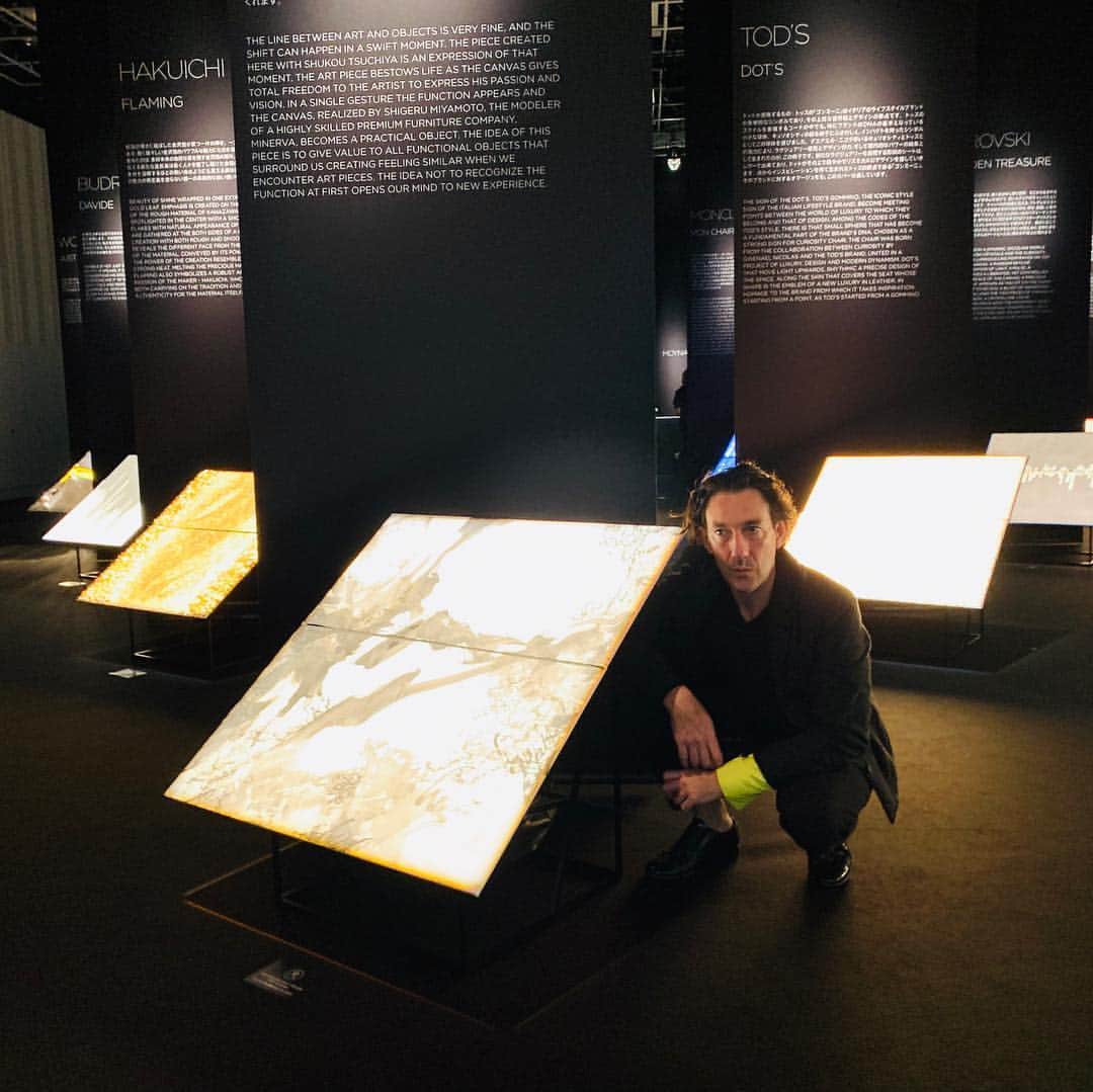 林信行さんのインスタグラム写真 - (林信行Instagram)「明日までの #CURIOSITYTOKYO 行ってきた。 グエナエル・ニコラさん、宮元玲子さんにも会えた。 さすが世界中のハイブランドを横断的に手掛けるグエナエル、さすが。世界のトップブランドやクリエイターにお題を出して一堂に揃えてしまった。金箔にこんな使い方があったのか！Tod’sにこんなユーモアがあったのか！WOWってアナログでも、ここまでの表現してくるのか！と驚いてばかりの展示だった。後でちゃんと詳しく書きますが、まずは明日までの展示なので表参道界隈に行く人は見逃さずに！グエナエル・ニコラが手掛けた数々の高級ブランドの店内を見れるVRもあります。」11月17日 13時25分 - nobihaya