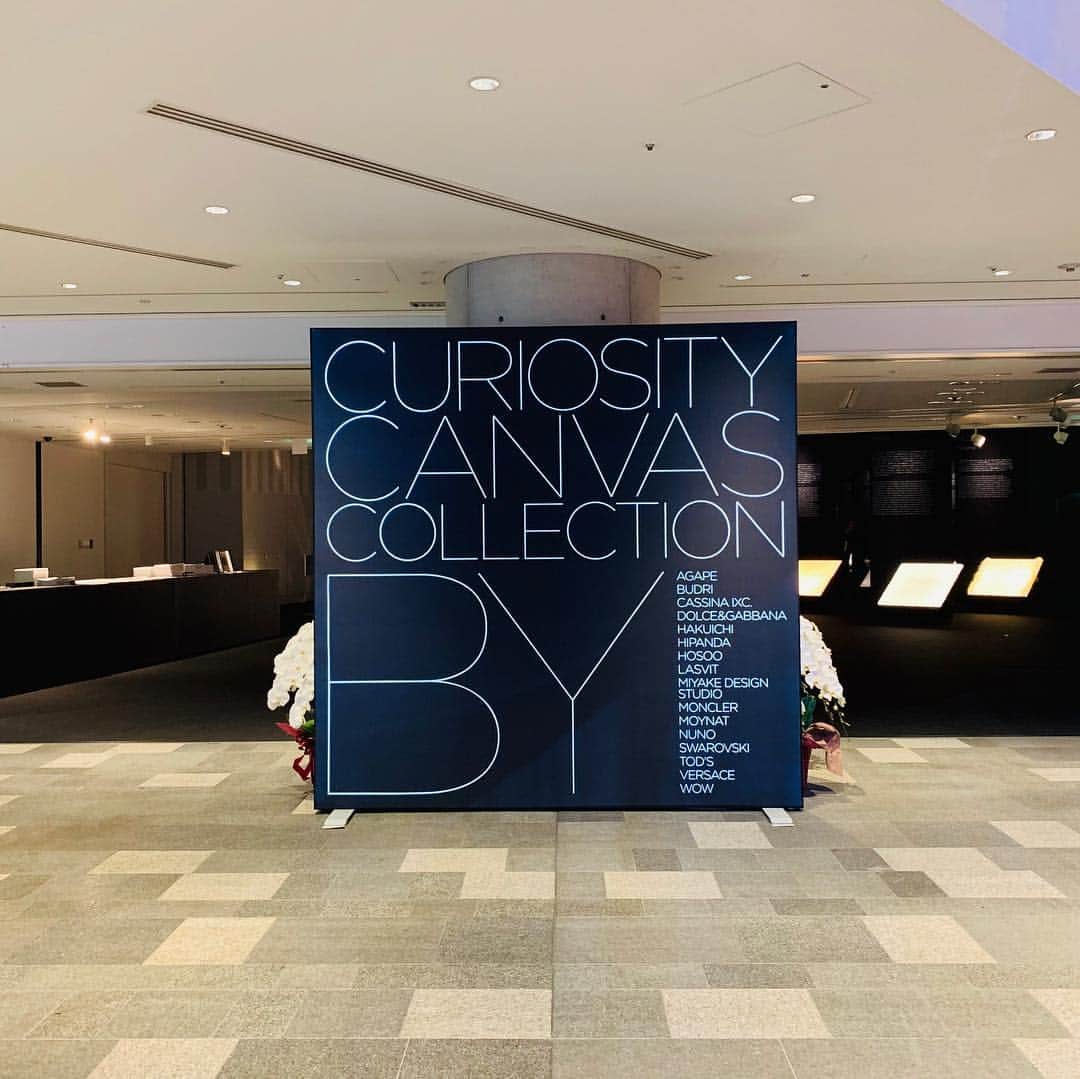 林信行さんのインスタグラム写真 - (林信行Instagram)「明日までの #CURIOSITYTOKYO 行ってきた。 グエナエル・ニコラさん、宮元玲子さんにも会えた。 さすが世界中のハイブランドを横断的に手掛けるグエナエル、さすが。世界のトップブランドやクリエイターにお題を出して一堂に揃えてしまった。金箔にこんな使い方があったのか！Tod’sにこんなユーモアがあったのか！WOWってアナログでも、ここまでの表現してくるのか！と驚いてばかりの展示だった。後でちゃんと詳しく書きますが、まずは明日までの展示なので表参道界隈に行く人は見逃さずに！グエナエル・ニコラが手掛けた数々の高級ブランドの店内を見れるVRもあります。」11月17日 13時25分 - nobihaya