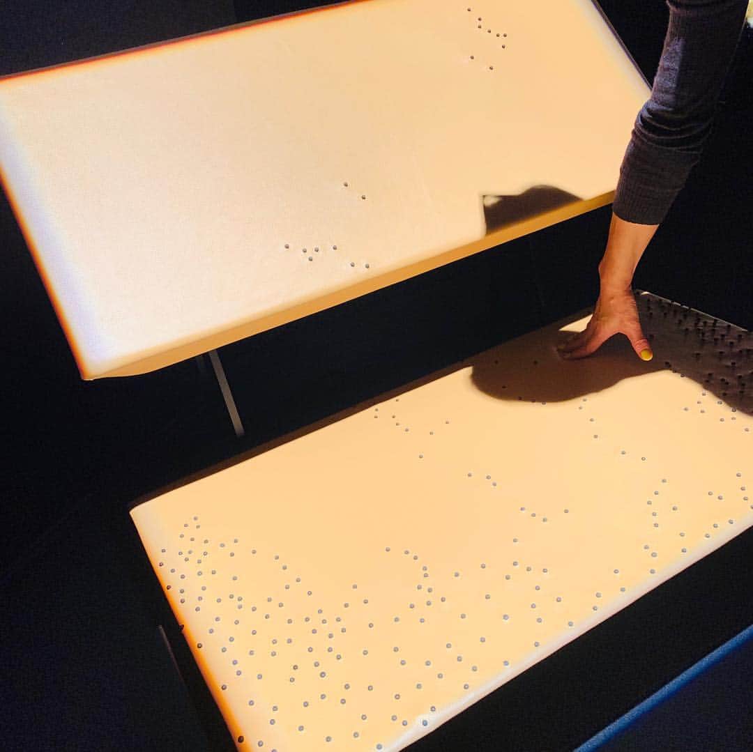 林信行さんのインスタグラム写真 - (林信行Instagram)「明日までの #CURIOSITYTOKYO 行ってきた。 グエナエル・ニコラさん、宮元玲子さんにも会えた。 さすが世界中のハイブランドを横断的に手掛けるグエナエル、さすが。世界のトップブランドやクリエイターにお題を出して一堂に揃えてしまった。金箔にこんな使い方があったのか！Tod’sにこんなユーモアがあったのか！WOWってアナログでも、ここまでの表現してくるのか！と驚いてばかりの展示だった。後でちゃんと詳しく書きますが、まずは明日までの展示なので表参道界隈に行く人は見逃さずに！グエナエル・ニコラが手掛けた数々の高級ブランドの店内を見れるVRもあります。」11月17日 13時25分 - nobihaya
