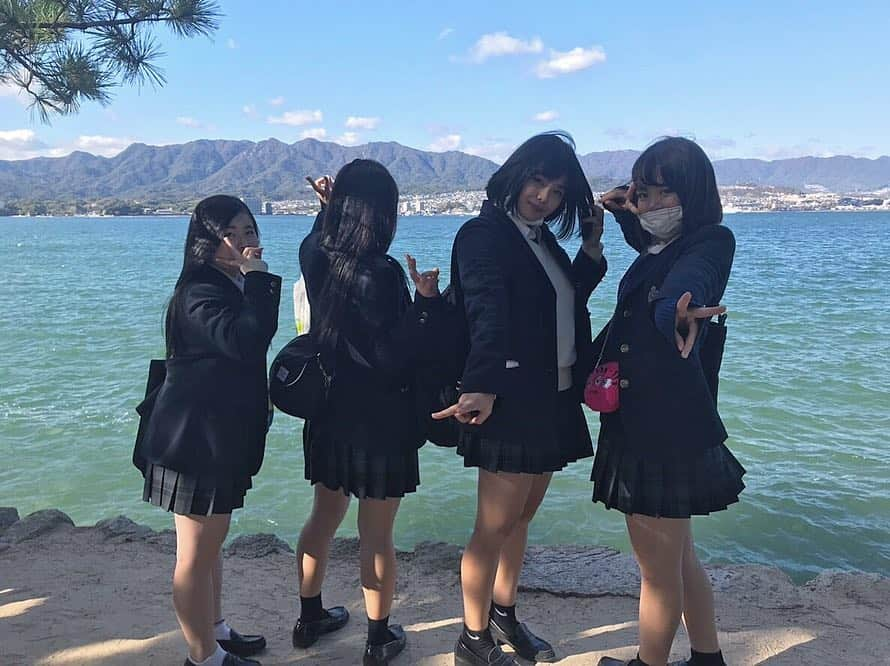 ここみるのインスタグラム：「in miyajima 🚄  修学旅行1日目は広島✨ 人懐っこい鹿がいっぱいでした！ 東京と違って結構寒くて 空気が美味しかった🤩」