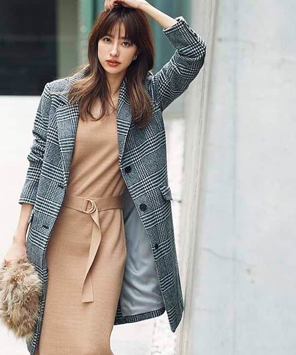 のインスタグラム：「New ❤︎グレンチェックチェスターコート﻿ ¥39.000＋tax﻿ ﻿ 11月も後半に入って冬も間近‥❄️﻿ ﻿ 今年は柄コートが気になる方におすすめの﻿ グレンチェックチェスターコート✨﻿ ﻿ 大人レディに着こなしていただけます^ ^﻿ ﻿ ロービングチェック柄もぜひご覧ください﻿ 👉 @laissepasseroom ﻿ ﻿ #デビュー﻿ドフィオレ #debutdefiore #レッセパッセ #laissepasse #レッセパッセルーム #laissepasseroom #コート #コートコーデ #チェスター #チェスターコート #チェスターコートコーデ #グレンチェック #チェック #チェックコート #愛甲千笑美 さん」