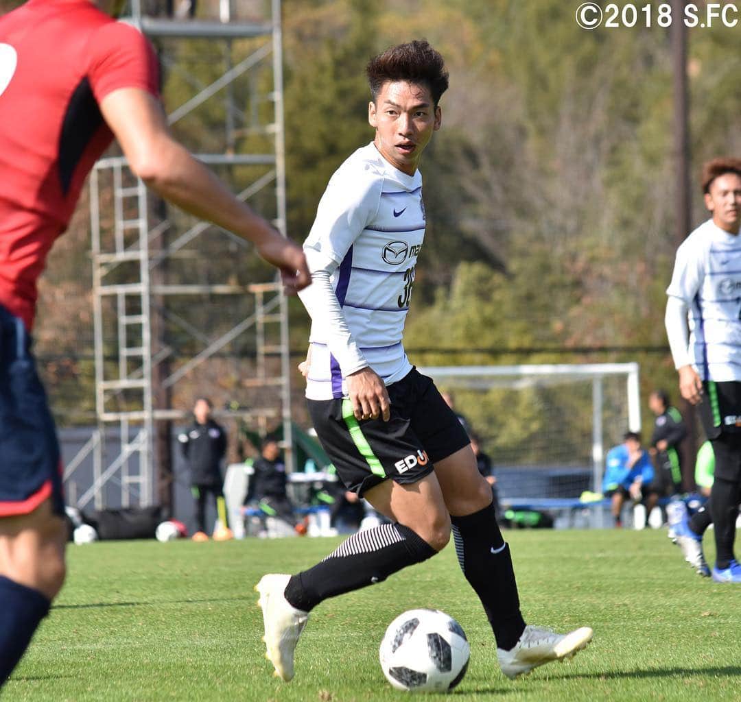 のインスタグラム：「本日のいわきFCとのトレーニングマッチは3–1で勝利しました✨ 試合は、川辺駿選手のゴールで先制した後、一度は同点に追い付かれたものの、馬渡和彰選手と川井歩選手が得点を重ねて3得点⚽ 11月24日の今季ホーム最終戦・名古屋グランパス戦に向けて着々と調整を進めています💪 #sanfrecce #川辺駿選手 #馬渡和彰選手 #柏好文選手 #柴崎晃誠選手 #森崎和幸選手 #11月24日 #ホーム最終戦まで #あと7日」