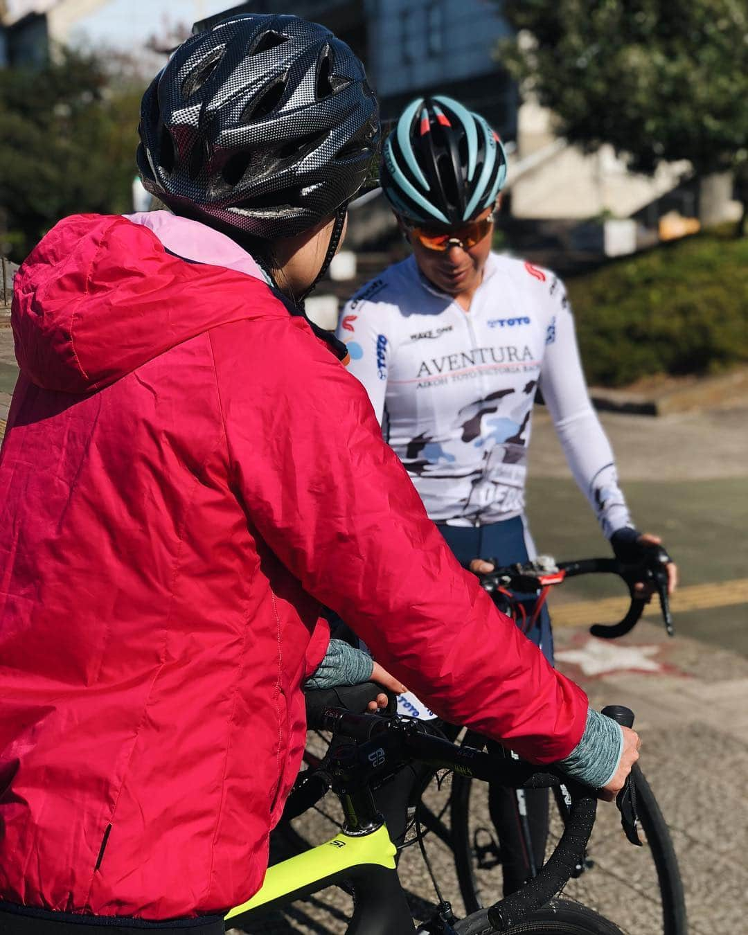 福田萌子さんのインスタグラム写真 - (福田萌子Instagram)「『萌子さんは今でも自転車に乗ってて怖いと思う時はありますか？』 @runtrip_jp の取材を受けている時に彼女から投げかけられた質問に驚きました。答えはもちろん1000%YES‼️ サイクリングを楽しんでいても完璧にトラウマが無くなったわけじゃない。 落車から3年経った今でも雨の日や下り坂は記憶が蘇り、その恐怖心からペースが大分遅くなります。 ・ ロードバイクが好きで好きでもう一度乗りたくて。 でも怖くて乗れなくて。 またがる事さえ出来ず悔しくて苦しかった1年半。 そんな私を見つけてくれたcyclist編集部の皆さん、キャノンデールのカズさん @cannondalekazu 、元プロライダーの松尾くん @shusaku_matsuo 、いつも私の勝手なライドに付き合ってくれるスガさん @suga161 。 そして企画をサポートしてくれた仲間たち。 私はみんなのおかげで今こうして自転車ライフを楽しめています✨ ・ 彼女は私と同じで落車経験者でした。 下り坂で落車をし頚椎を骨折、命も無かったかもしれない大怪我を負いロードバイクに乗る事が出来なくなったそうです。 そんな経験をしたのに『いつかもう一度ロードに乗りたいし、レースにも出てみたいんです。』と目を輝かせながら話してくれた彼女に、また自転車が乗れるようにサポートがしたい‼️と使命感にも強い感情を持ちました。 みんなにもらった【自転車に乗る技術】という最高のプレゼントを今度は私が贈る番✨ ・ 同じ経験をしたからこそ、怖いポイントが良く分かるし寄り添うことが出来る。メンタルブロックのほぐし方も身をもって学びました😊 その経験を生かし、最初はプロからテクニックや理論的なことを習った方が安心感が得られると思い、レッスンプロでもあるスガさんにお願いして講習会を開催っ🚴‍♂️ 最初は身体がこわばって歩く速度と変わらないスピードしか出せなかった彼女が、たった3時間でヤビツ峠の裏側、大山のヒルクライムも出来るようになりました。 恐怖心の芽生える部分は歩いたりもしたけど、最後の下りは見違えるほどのライディング😳😳😳 本当に本当に嬉しくて。感動しました。 ・ 落車をしても自転車が好きでいてくれて、また乗りたいと思ってくれて、そして乗ってくれて、本当に有難うございます✨ 今はまだクロスバイクだけど、練習を重ねて絶対ロードバイクにも乗ろうね‼️ 石塚さんのロードバイク復活への道はまだ始まったばかり。私が松尾くんから教わった様に、これからロードレースの魅力も沢山伝えていこうっと😊 ・ #石塚さんロードバイク復活への道」11月17日 21時14分 - moekofukuda