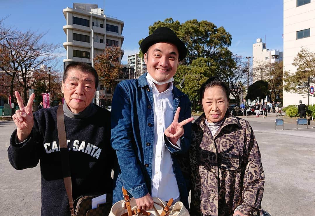 青木泰寛のインスタグラム：「伝説の女子プロレスラー、小畑千代さんと佐倉輝美さんと写真を撮って頂きました。また家宝が増えましたよ！  #浅草プロレス」