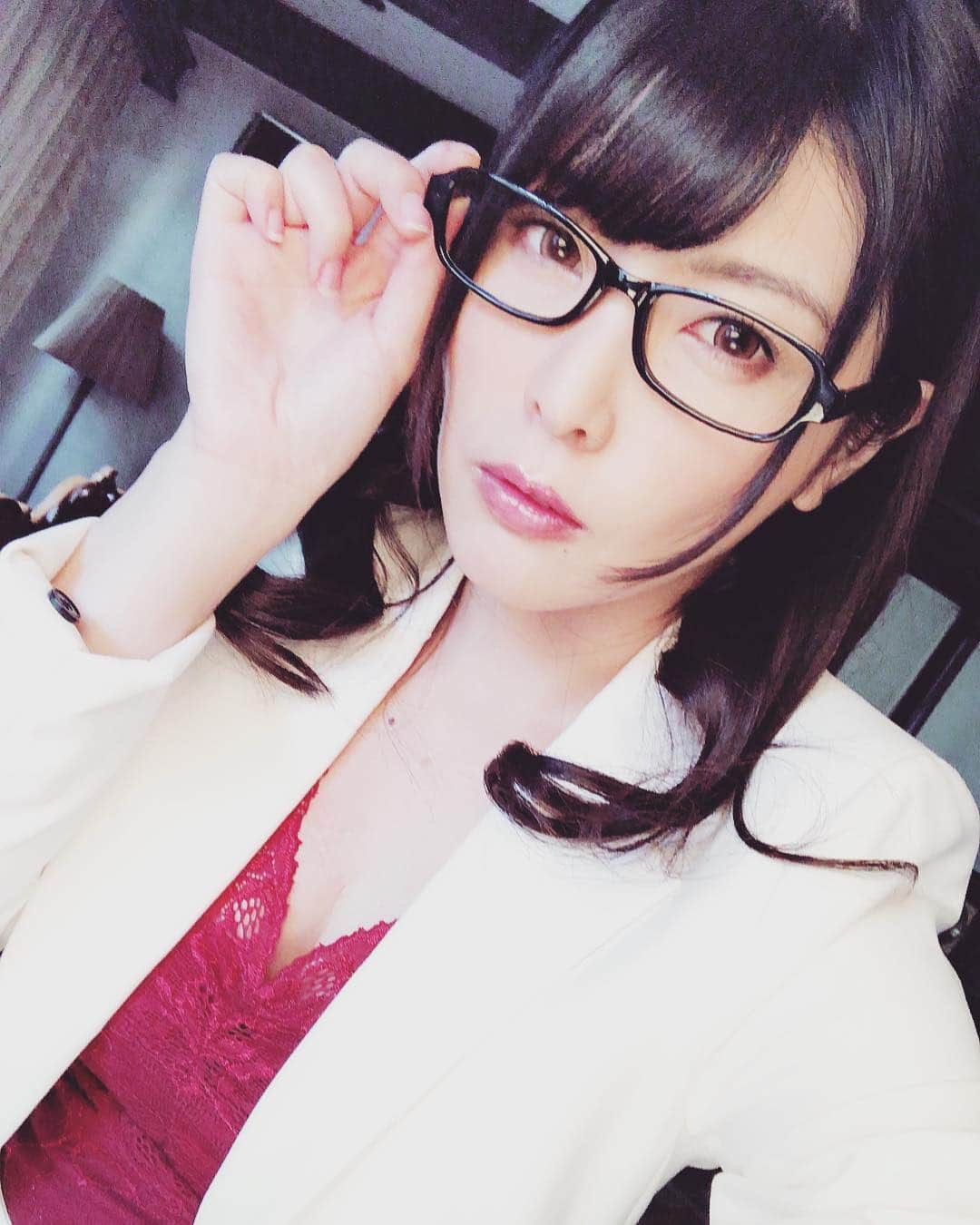 新村あかりのインスタグラム：「最近、秘書役が多い新村です♡」