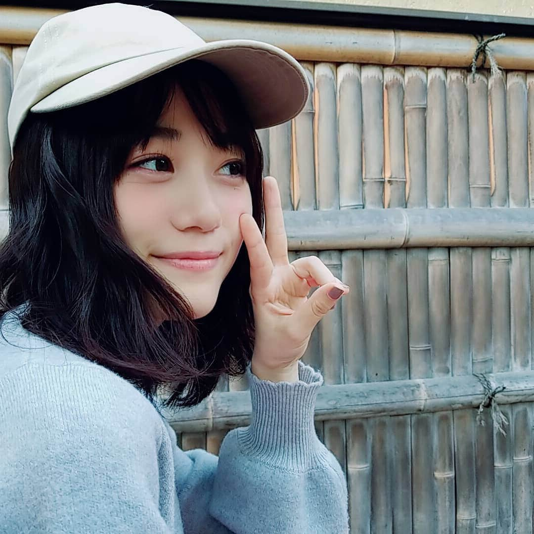 伊藤美来さんのインスタグラム写真 - (伊藤美来Instagram)「先週の「京 Premium Live 2018」での様子です。  ライブ中のMCでみっくが言っていましたが、会場で人力車を用意してくださっていたのです。豪華！  会場近くを人力車デートしてきたのですが、隣ではしゃぐみっくが可愛すぎた… 独り占めすみません🤗🤗 そして会場内でお抹茶もいただいたのですが、 私に限っては最近アップで撮りたい衝動に駆られているのでとても近づきがちです。 また寄ってる…って若干みっくに呆れられているような気がする…😗 （ヘアメイクさな）  Miku appeared in the live event "Miyako Premium Live 2018" in October 10th.  Before the live start, she ride rickshaw and enjoyed KYOTO. She was so excited her first ride rickshaw.  And Miku had JAPANESE TEA in the hall.  She enjoyed tea, and all staff enjoyed shooting her.  #伊藤美来　#みっく　#オフショット　#京PremiumLive2018  #京都　#人力車」11月17日 16時42分 - itomiku_official