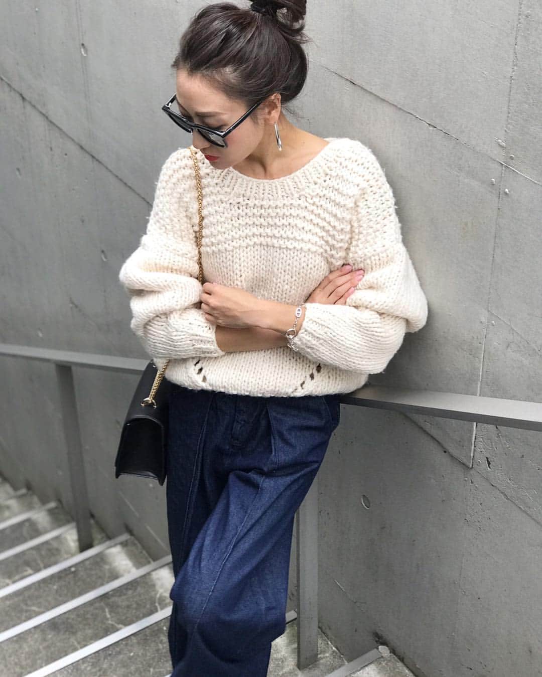 金子麻貴さんのインスタグラム写真 - (金子麻貴Instagram)「ハンドニットは袖をクシュっとした時の感じとかふわっと柔らかい表情が可愛くて好き❤️ @stylebar.jp のニットはショート丈でワイドのハイウェストデニムにも合わせやすい！！ . .  #fashion#stylebar#zara#isook#ニット#シンプルコーデ#ママコーデ」11月17日 16時46分 - mtmmaki
