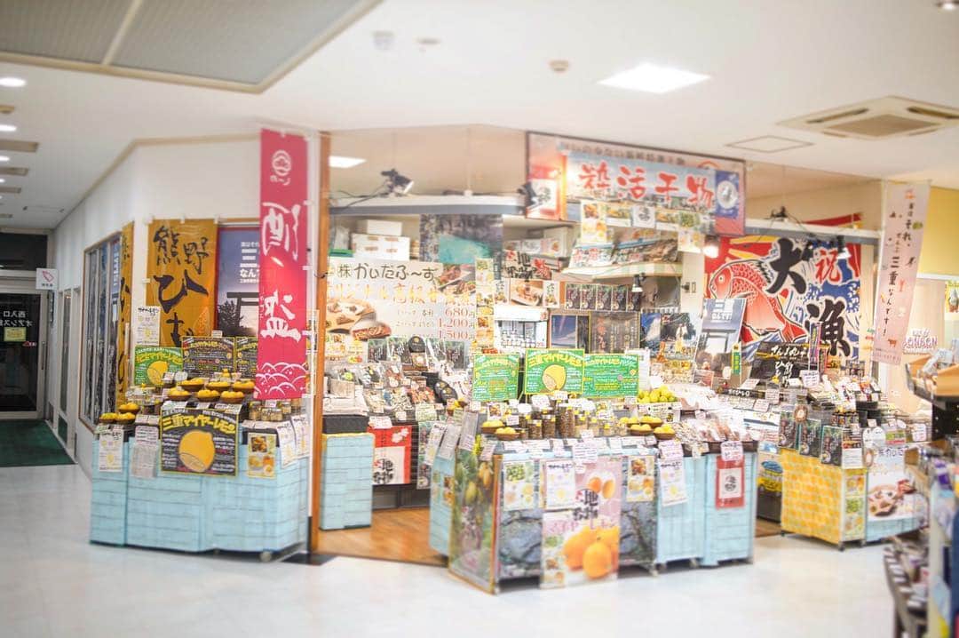 南壽あさ子さんのインスタグラム写真 - (南壽あさ子Instagram)「114. 東名阪自動車道 亀山パーキングエリア 上り線 ． 亀山市といえば、カメヤマローソクですよね。さすが、しっかりキャンドル屋さんが１店舗入っていました。 ． ただ、わたしが引き寄せられたのはその奥にあるお店。「マイヤーレモン？」と思って中を覗くと、親切なお兄さんがいろいろ教えてくれました。レモンとオレンジのハーフのような感じ。売られていたのは、三重県産の皮まで食べられるレモン。悪いものは一切使っていないとのこと。疲労回復によい！ ． 記念に一枚、ぱしゃり。あ、レモン色を着ていたのはこういうことだったのかな…。 #ハイウェイスタンプの旅 #ローソク #ロウソク #ろうそく #キャンドル #candle #candles #亀山 #カメヤマローソク #マイヤーレモン #レモン #lemon」11月17日 17時03分 - nasuasaco