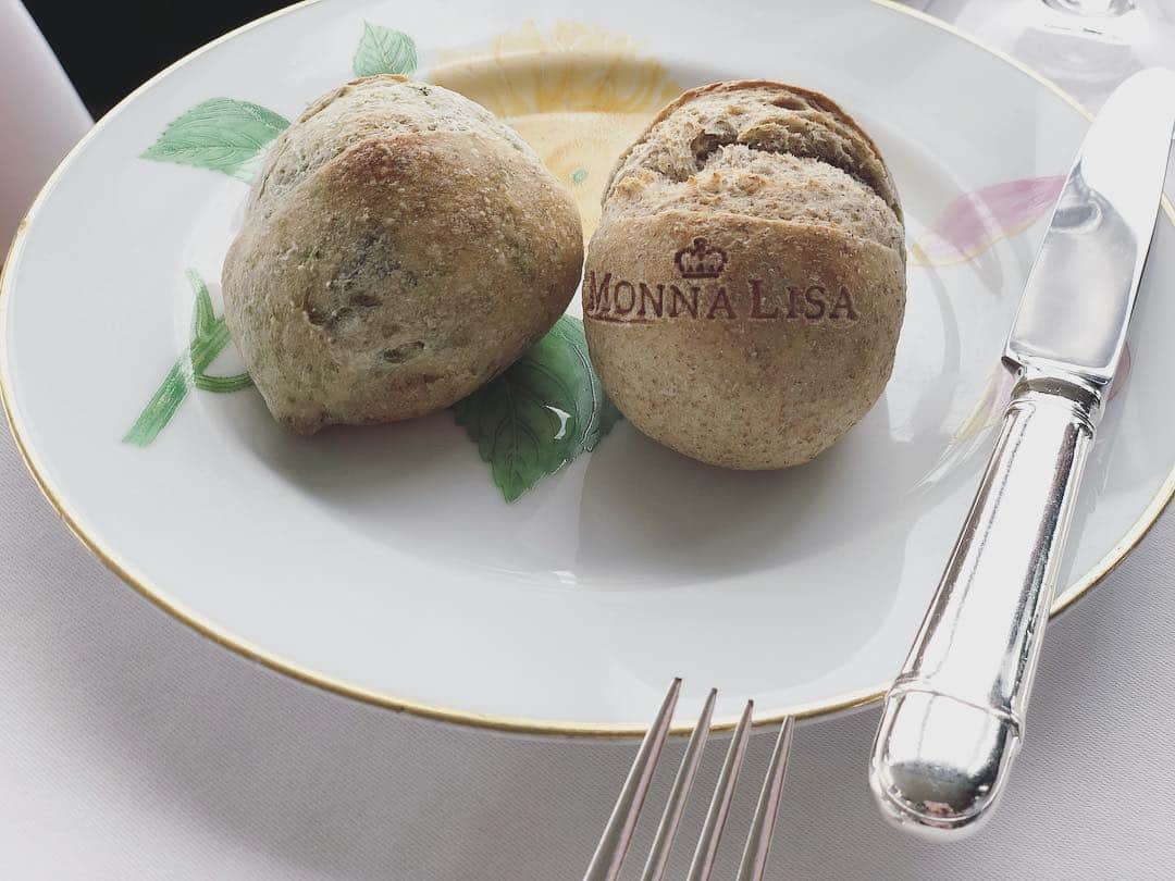 川村優希さんのインスタグラム写真 - (川村優希Instagram)「モナリザのランチ🍽 1枚目はガラスを重ねたお皿の間に花びらが飾られていて可愛い💐 シェフが自らデザインしているというお皿が1枚1枚とても綺麗で、目にも楽しいひと時でした！ #MONNALISA #restaurantmonnalisa #モナリザ #フレンチ #ランチ」11月17日 17時28分 - yuki.kawamura.official