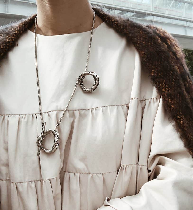 正中雅子さんのインスタグラム写真 - (正中雅子Instagram)「🍂 * @jilsander のネックレス。久し振りにネックレス購入☺️ * いろんな付け方を楽しめるみたい！背中あきの服の背中にも垂らして付けたい🐒 * 本日はティアードOPのベージュ！ややハリのある素材感この写真で分かるかな？ * #jilsander #necklace#silver #MACHATT #masaco服」11月17日 17時29分 - masacoshonaka