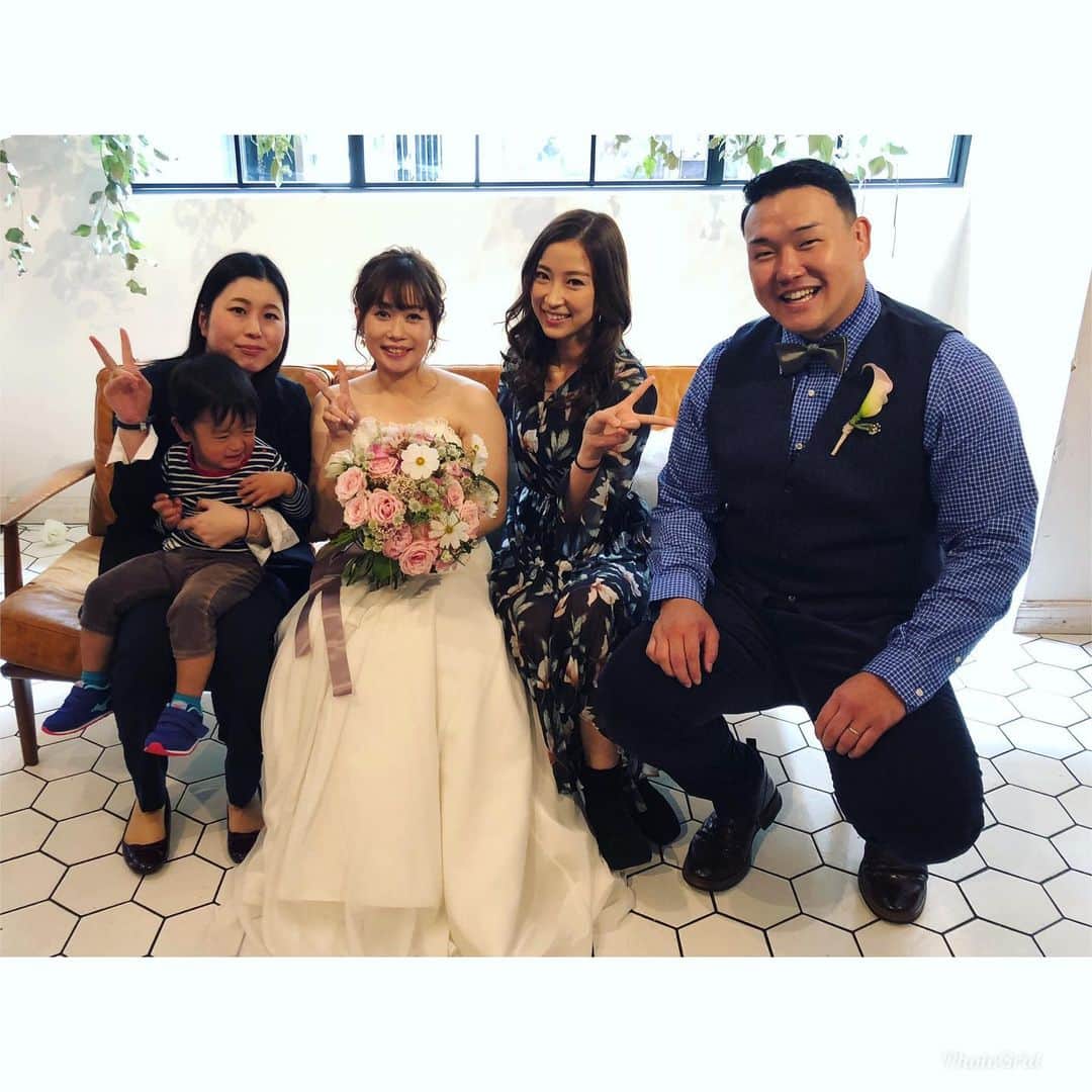 のインスタグラム：「たにっさんの結婚パーティー👰🤵 ドレス姿みれてよかったよー♡ 幼馴染組の私たちちゃっかり親族の席のほーに座らせてもらってました🙊ww 久しぶりに幼馴染にも会えました♡ 子供がでかくてびびったw やっぱ男の子は母に似るね← そして子供の体力は∞。 いつか私にも子供ができたら静岡でママ会しよーねー🥰 . . #幼馴染 #旦那さん #ラグビー #ガタイがいい #大小カップル #結婚式 #おめでとう #私もいずれママ会いれてね #だいぶ遅れて更新 #だいたいそう #いつも」