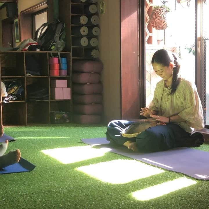 underthetreeのインスタグラム：「ハナ先生🧘‍♀️ 今日も最高のシャバーサナありがとうございます😊  毎週土曜10:45-12:00 #最高のシャバーサナ有ります。 #utnakameguro #少人数なので🤫です  #グーダドラム #鹿児島出張行ってらしゃい！」